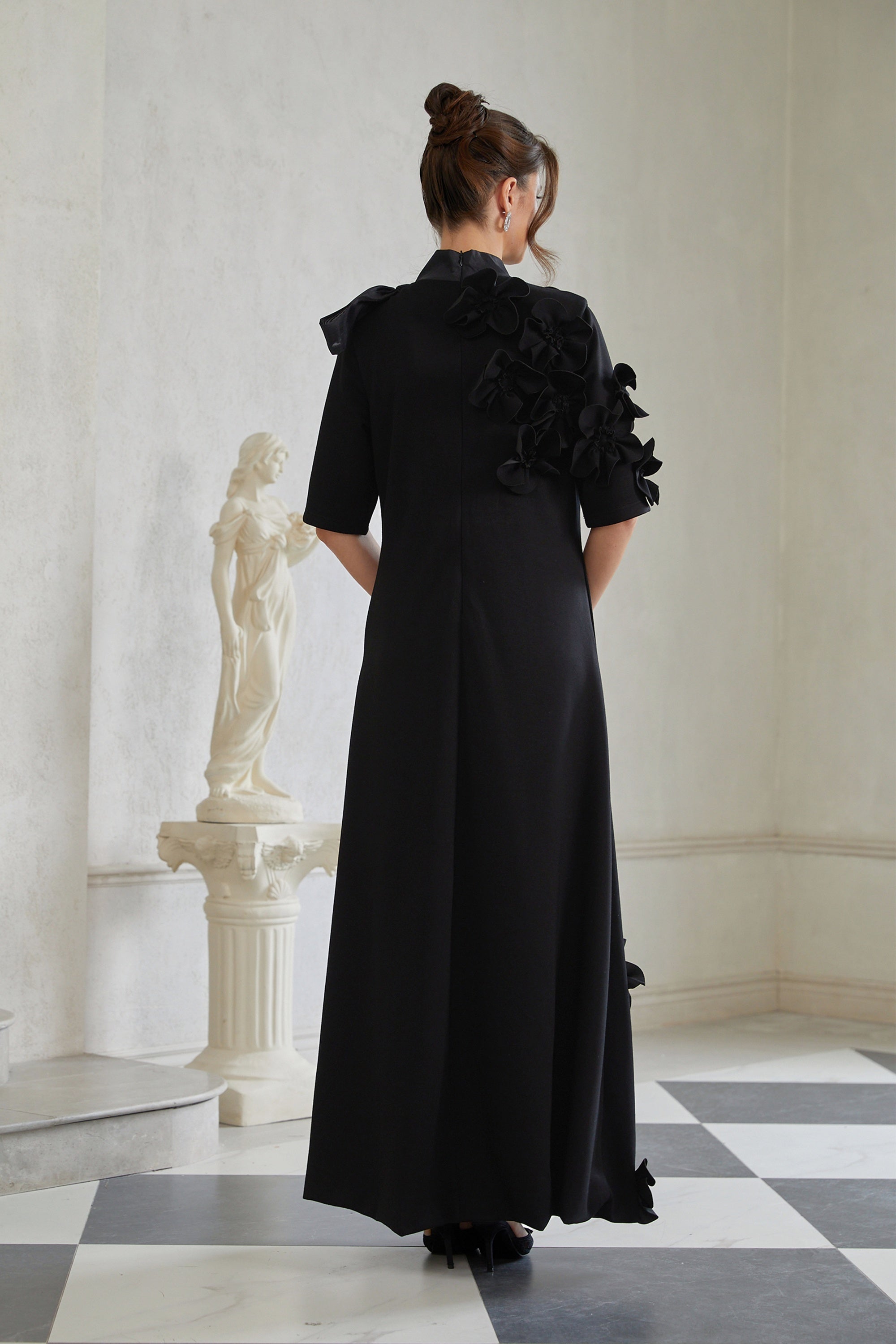 فستان طويل مزين بزخارف زهور وإكسسوارات سوداء من Isidora