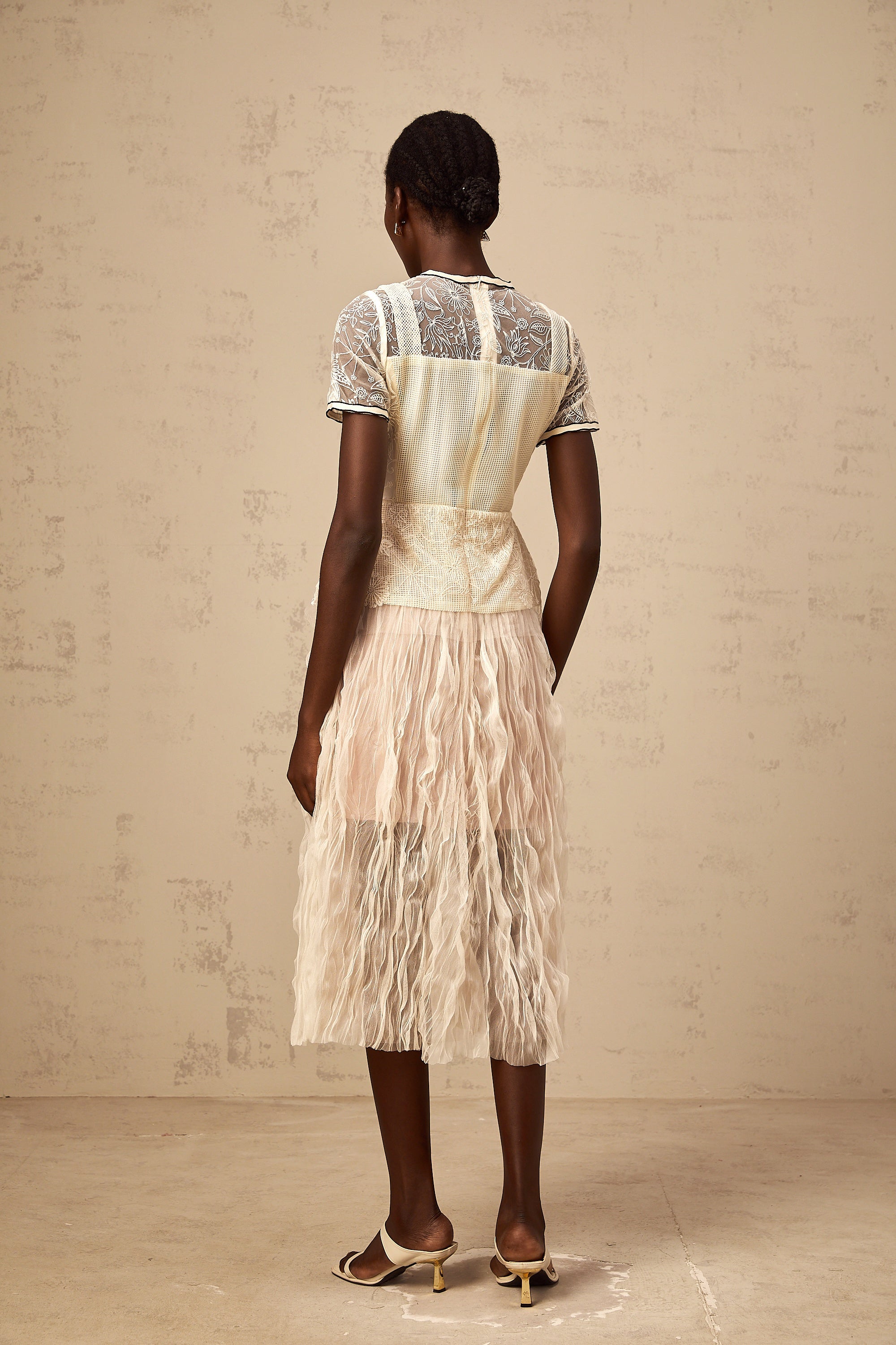 فستان ميدي من التول المطرز باللون البيج من Sandrine