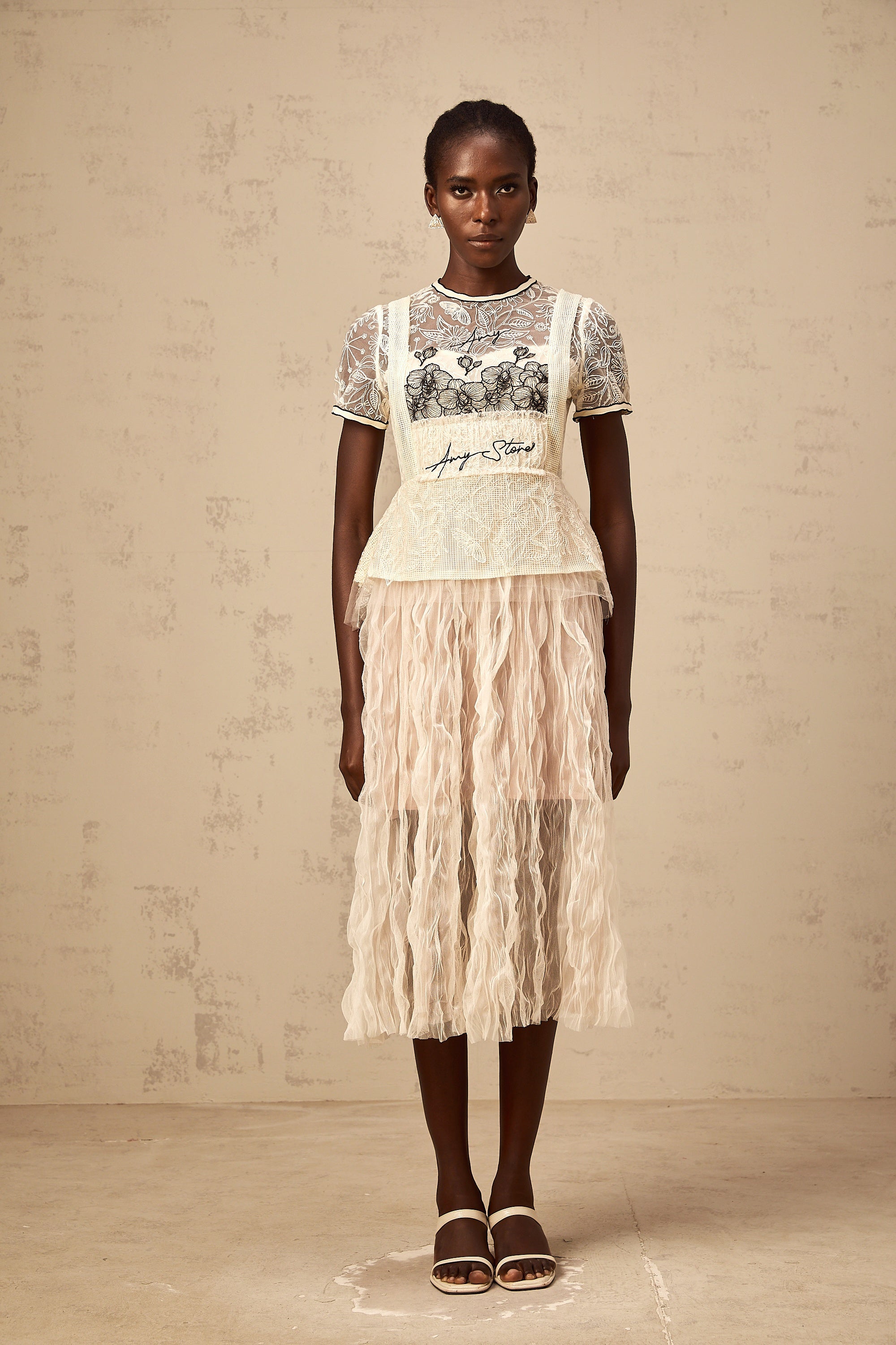 فستان ميدي من التول المطرز باللون البيج من Sandrine