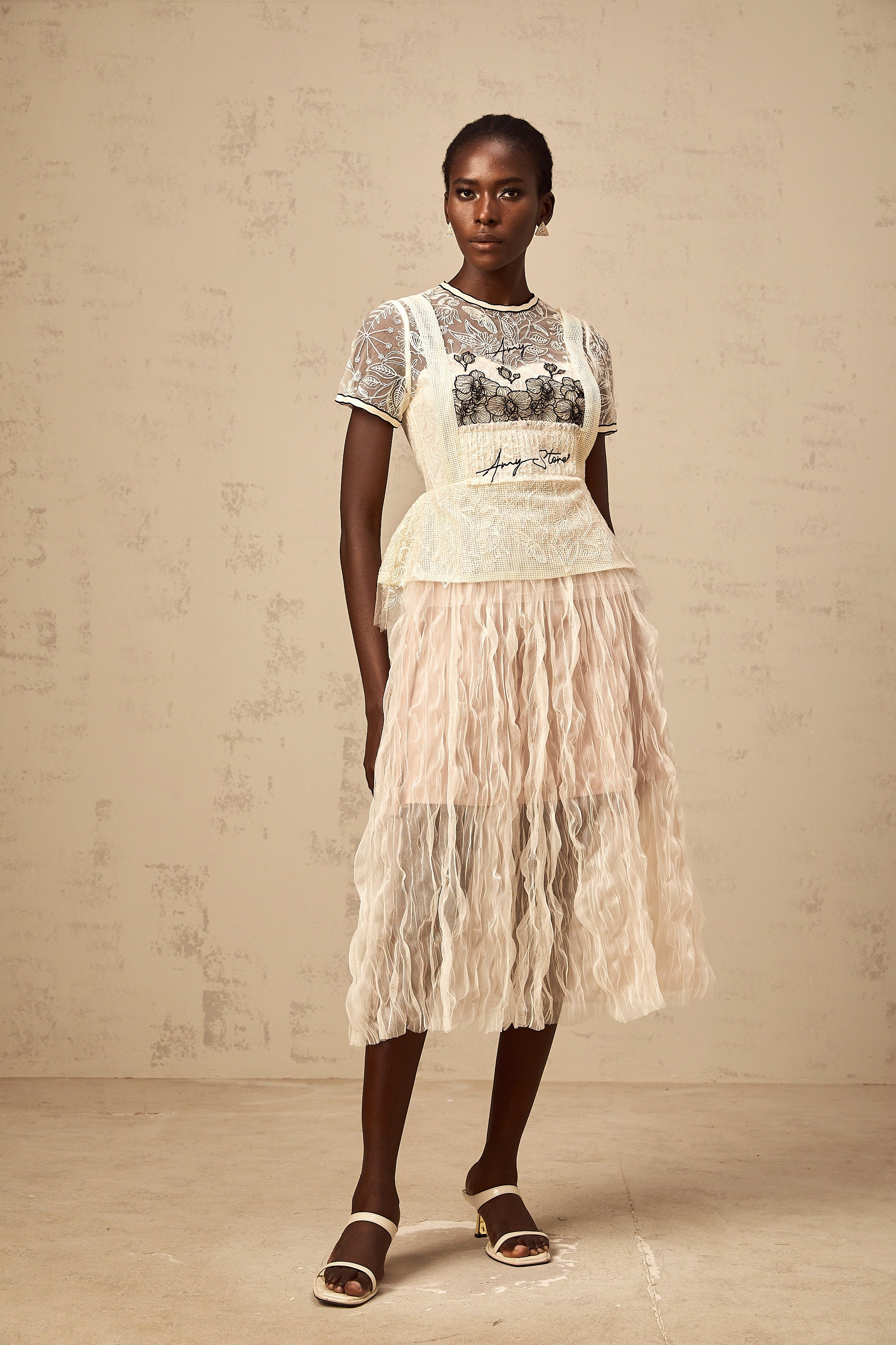 فستان ميدي من التول المطرز باللون البيج من Sandrine