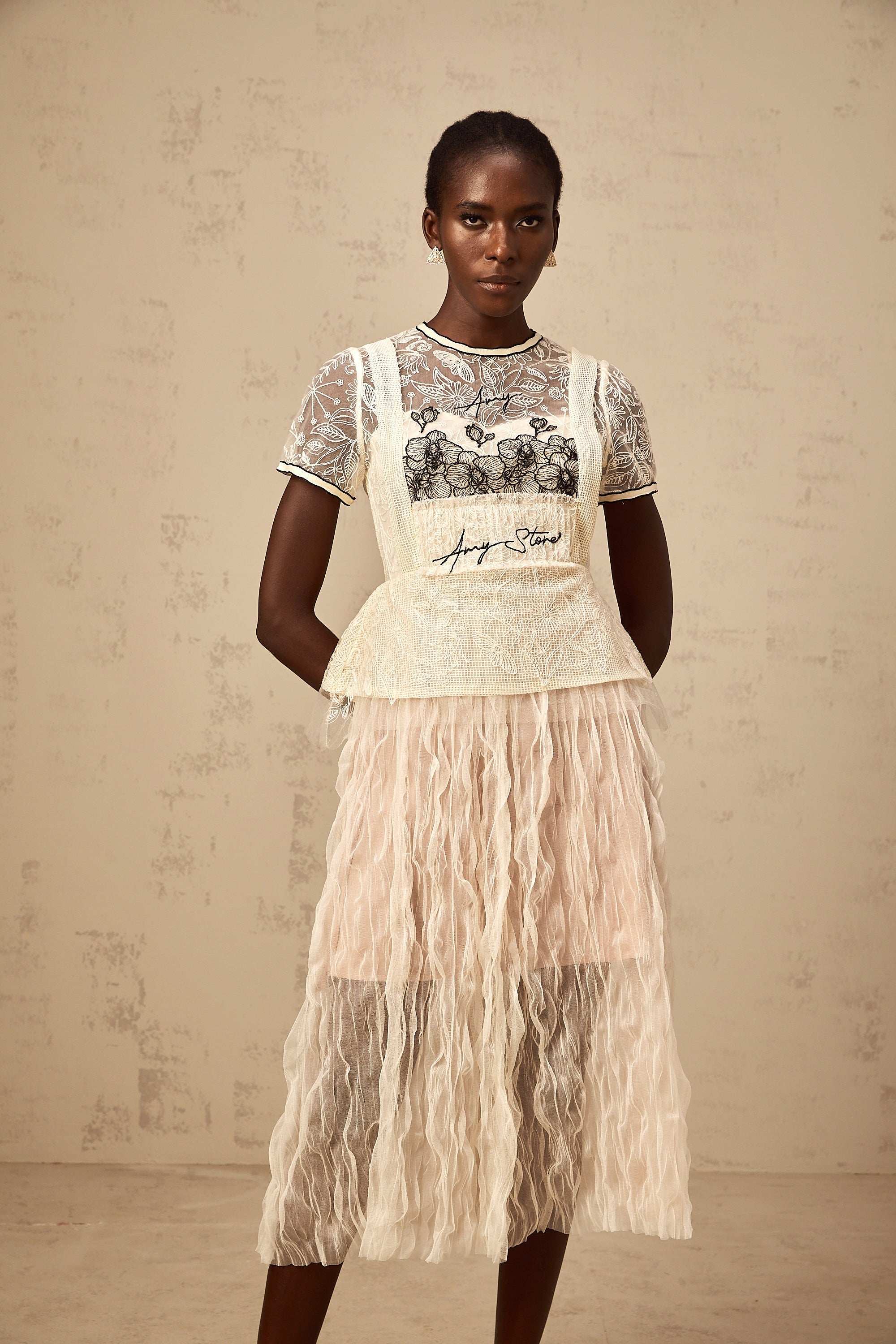 فستان ميدي من التول المطرز باللون البيج من Sandrine