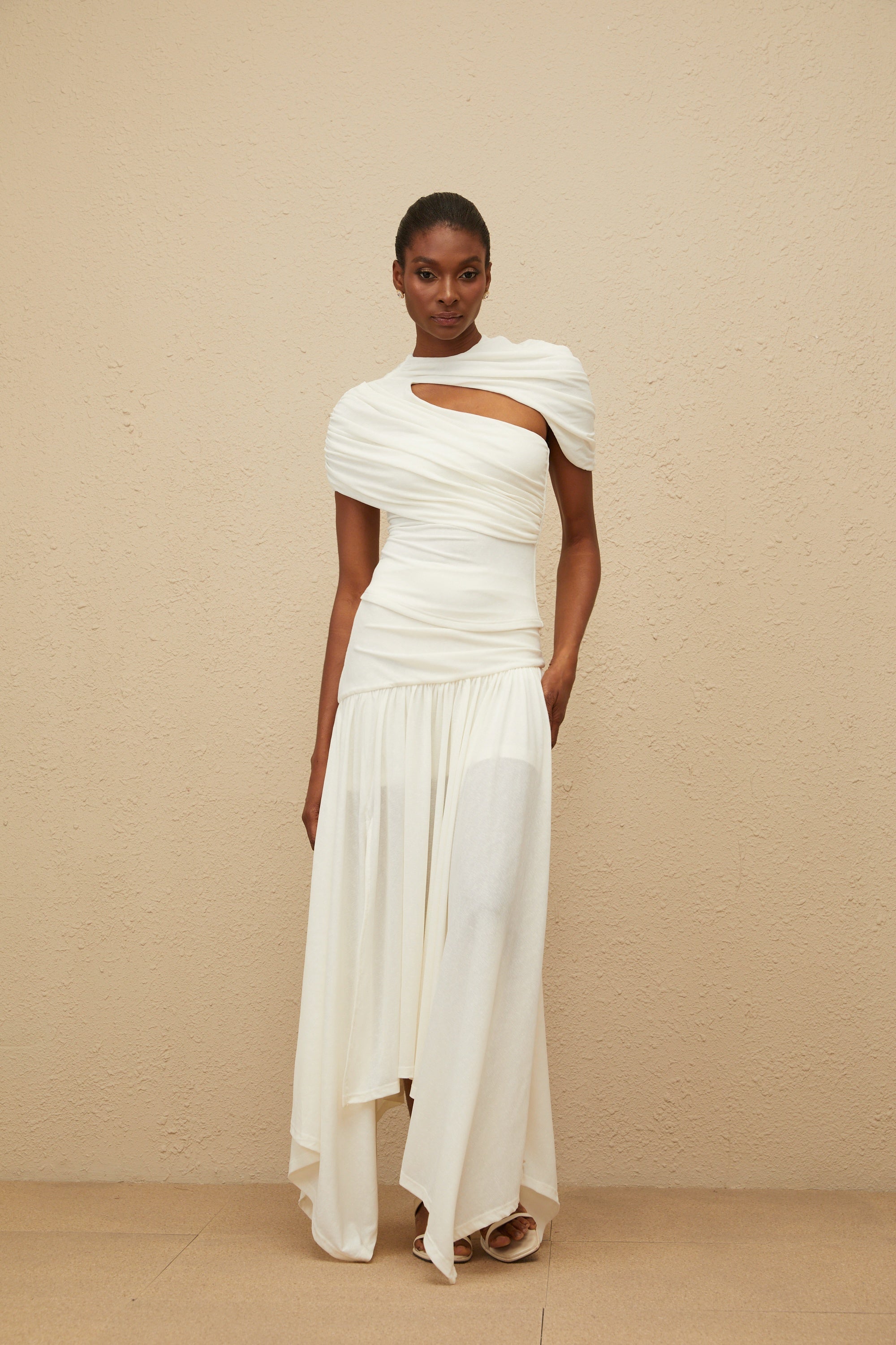 طقم بلوزة وتنورة غير متناظرة من القطيفة البيضاء