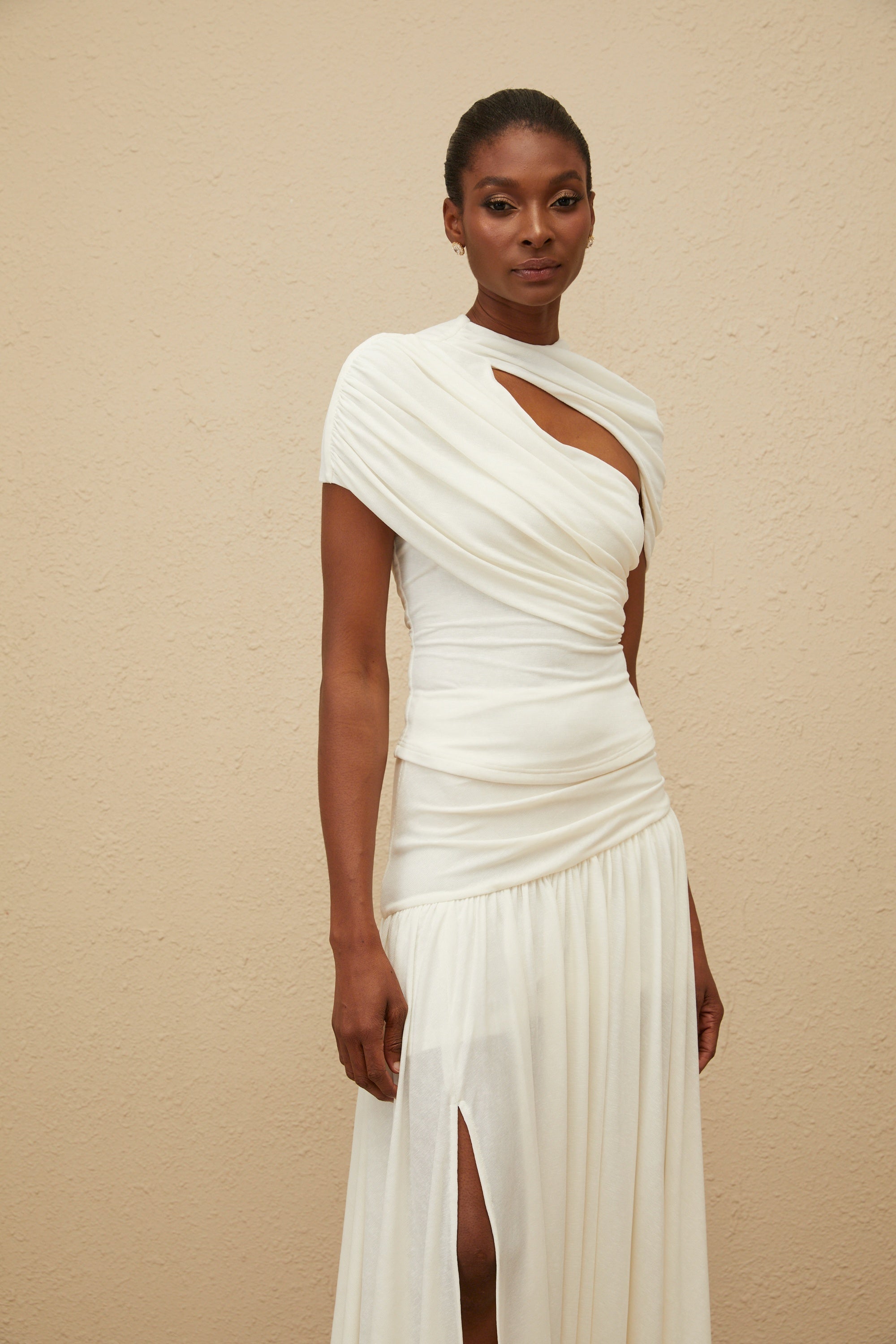 طقم بلوزة وتنورة غير متناظرة من القطيفة البيضاء