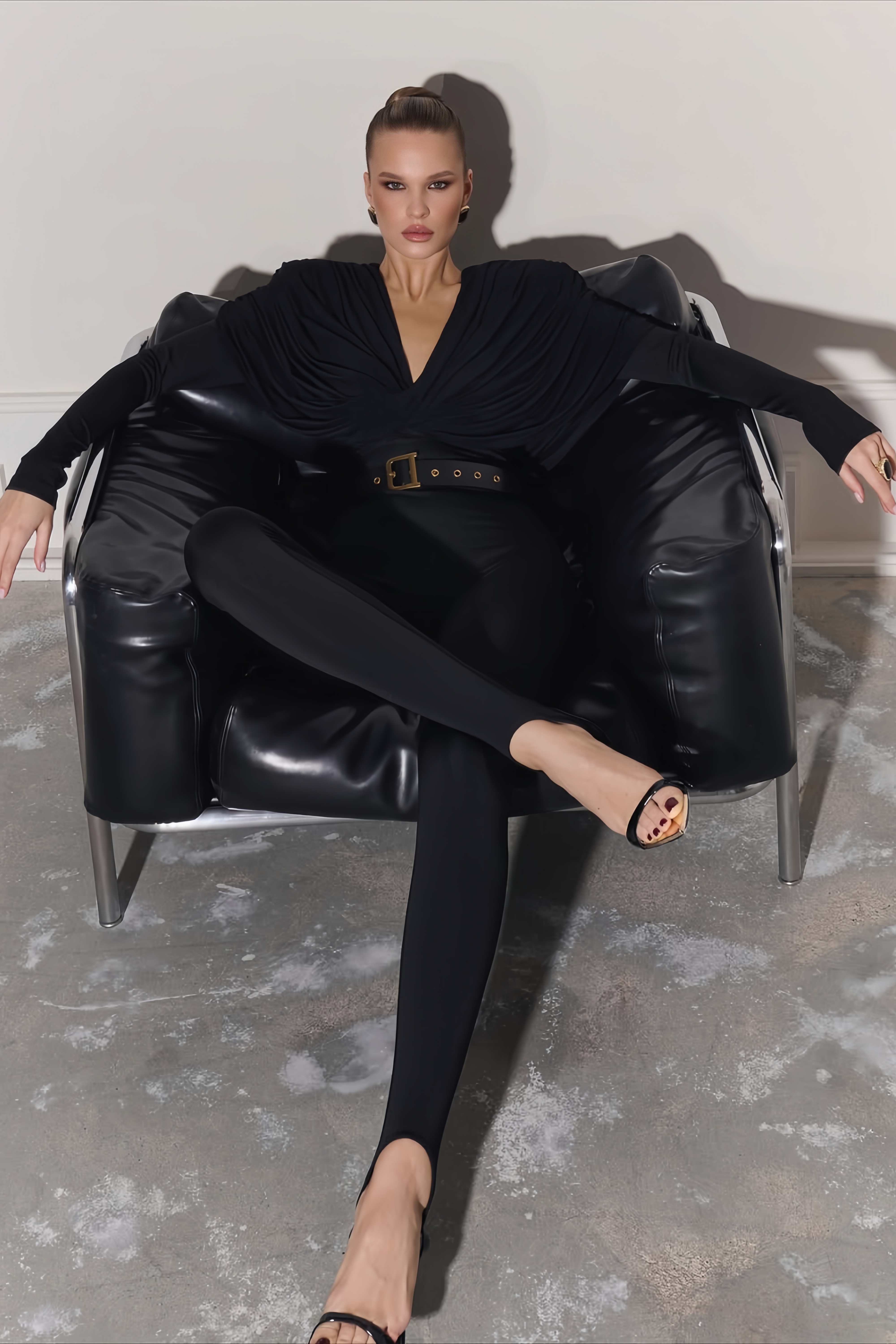 بذلة برقبة على شكل V