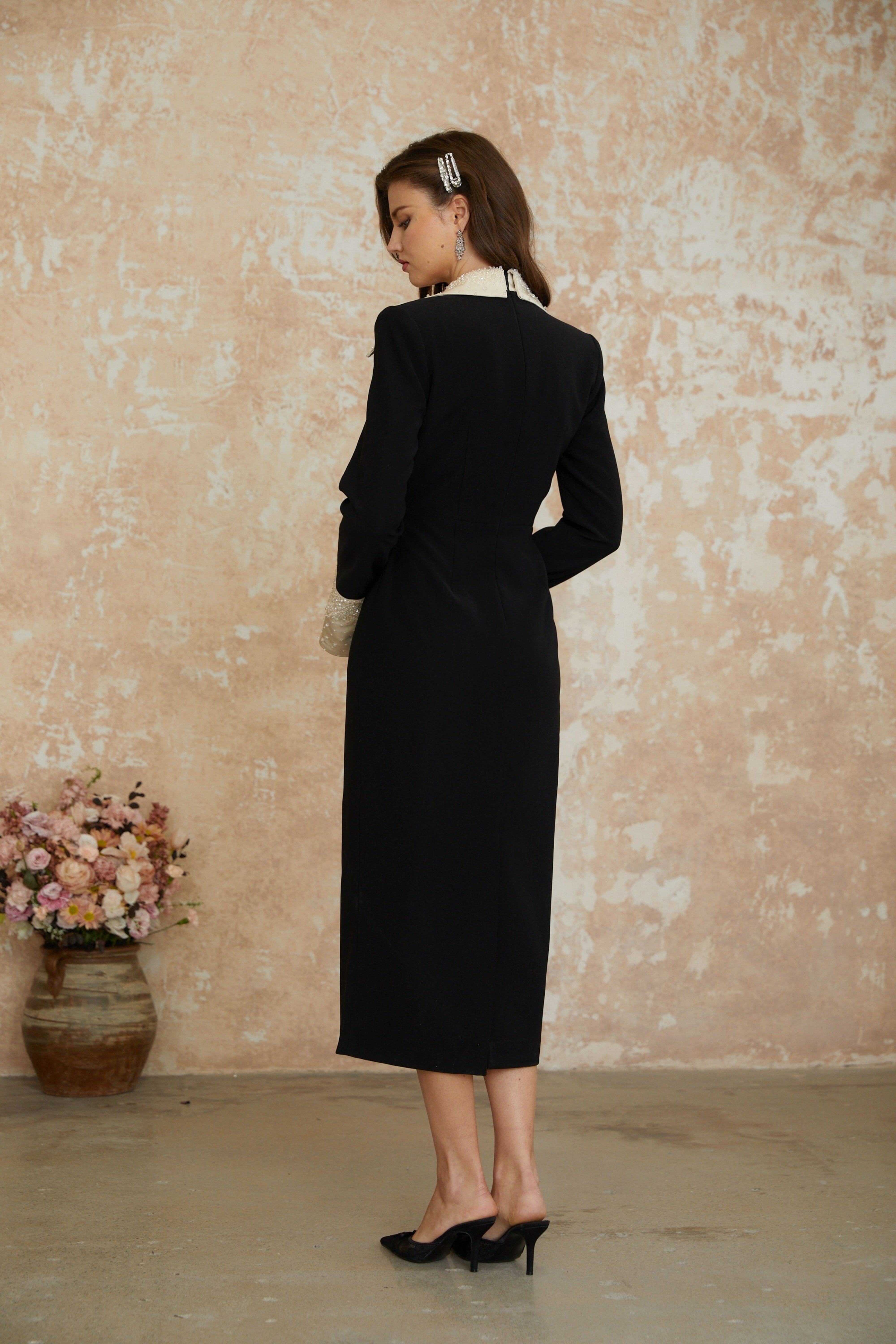 فستان ميدي كورسيه مزين باللون الأسود من Aina