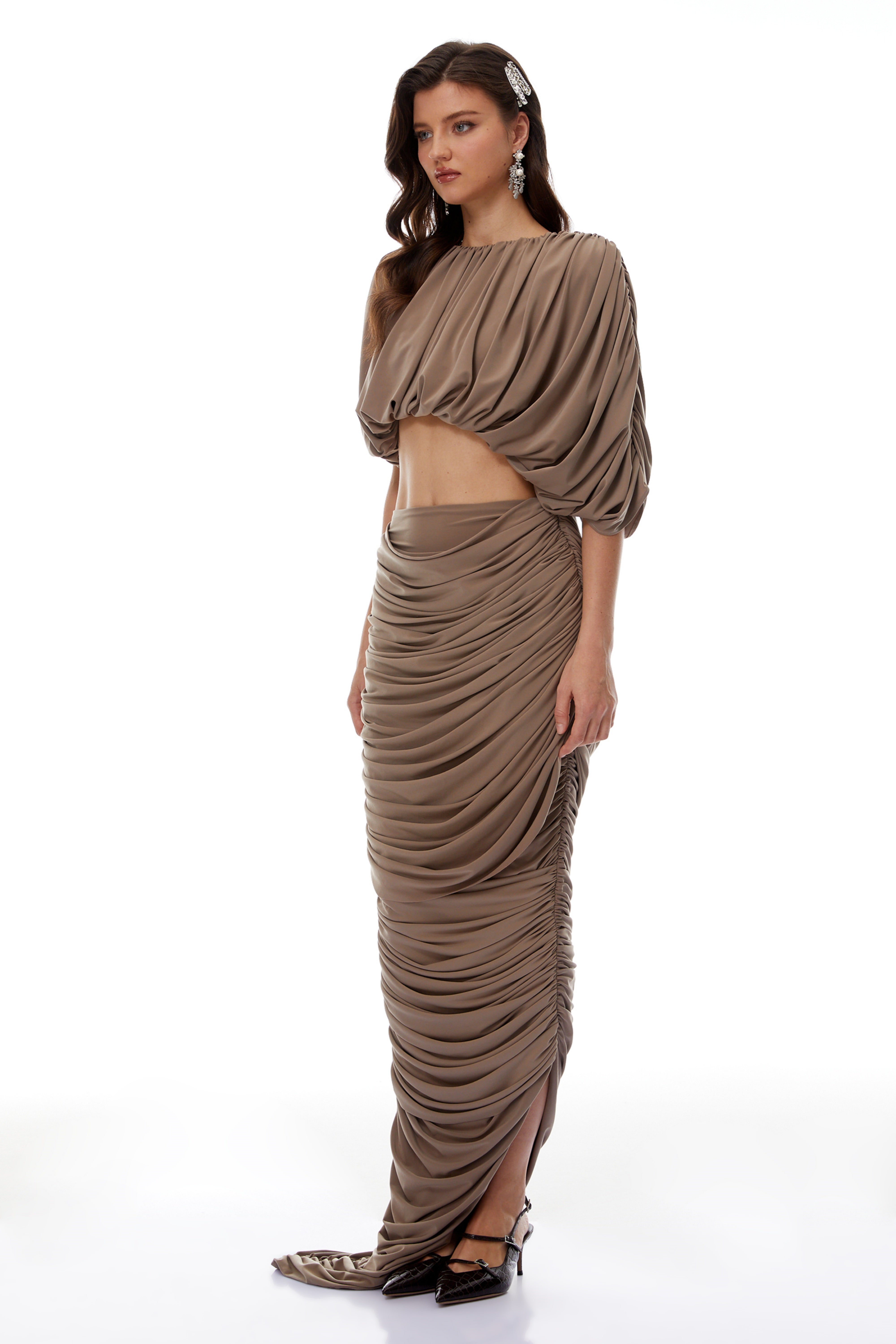 طقم من بلوزة و تنورة مزينة بالكشكشة من أميليا براون