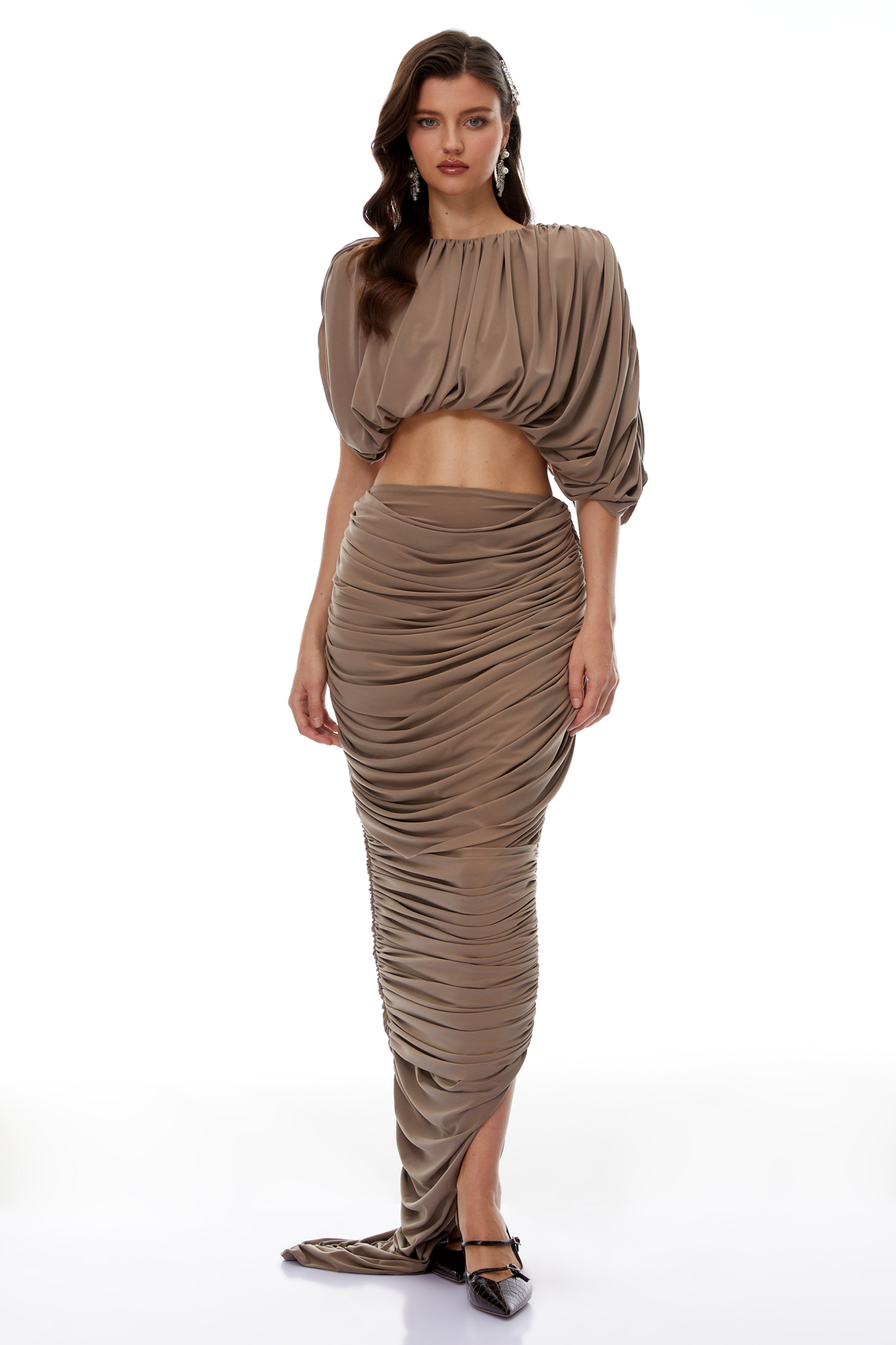 طقم من بلوزة و تنورة مزينة بالكشكشة من أميليا براون