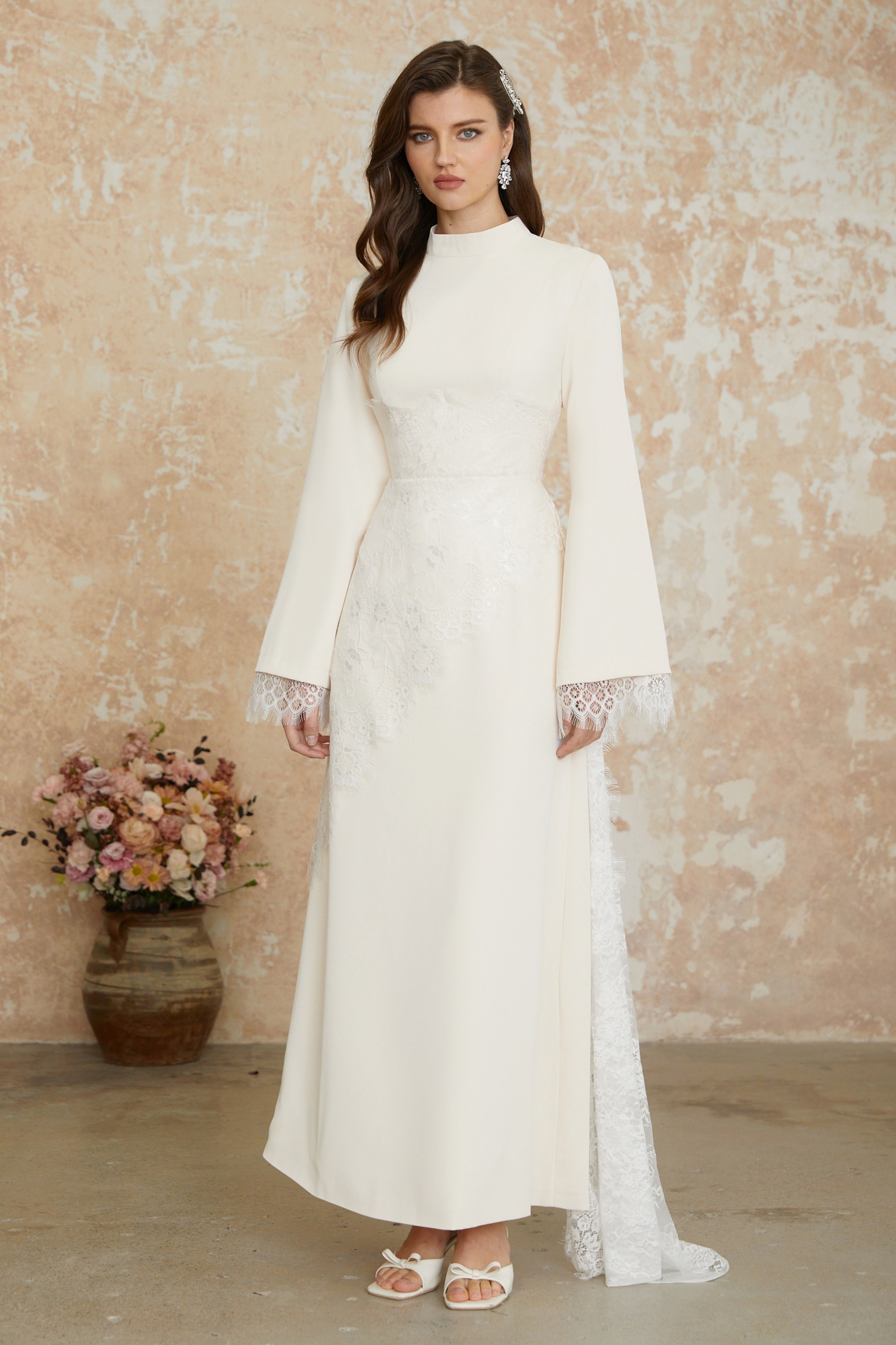 فستان طويل من الدانتيل الأبيض المزين بالزهور من Aurora