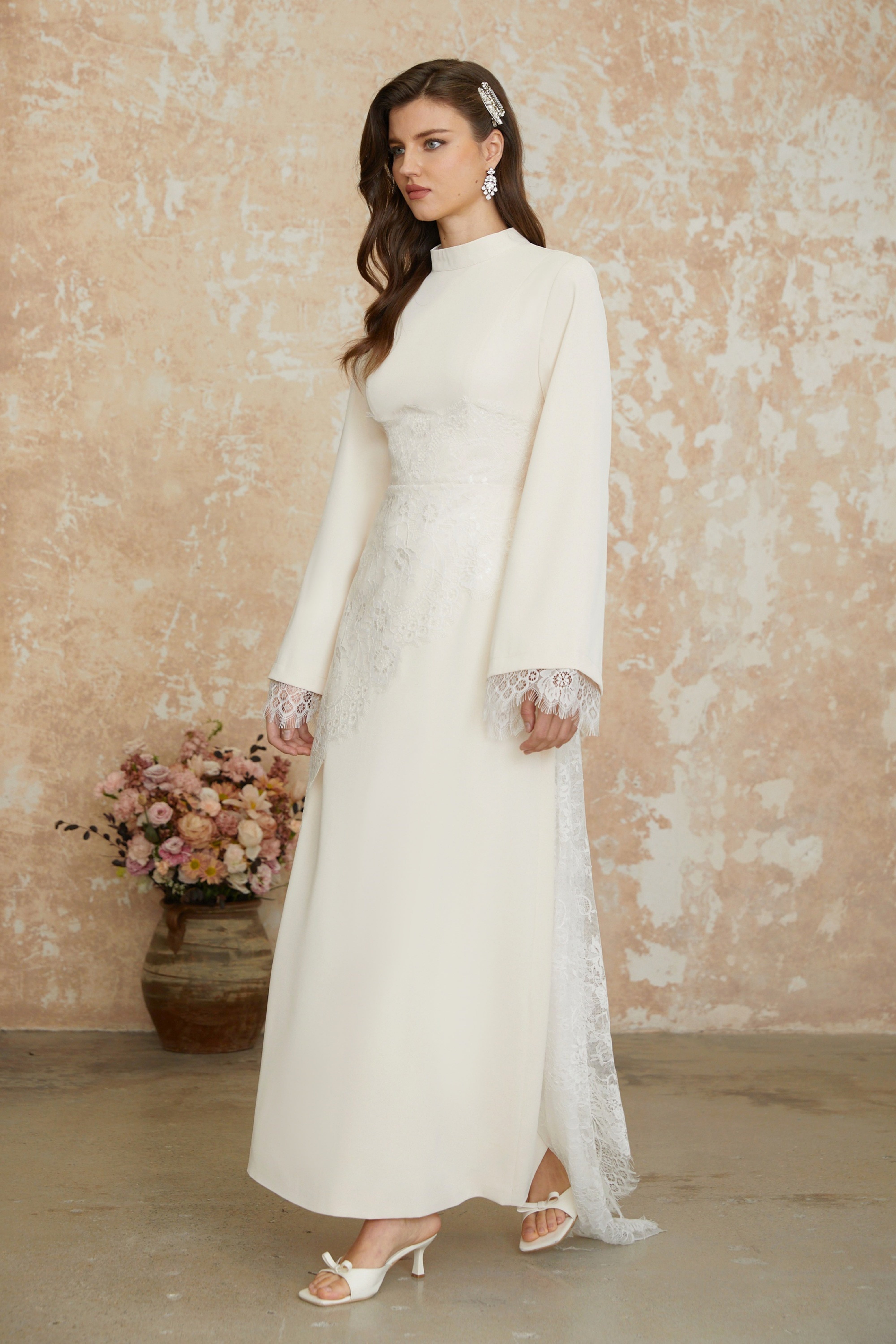 فستان طويل من الدانتيل الأبيض المزين بالزهور من Aurora