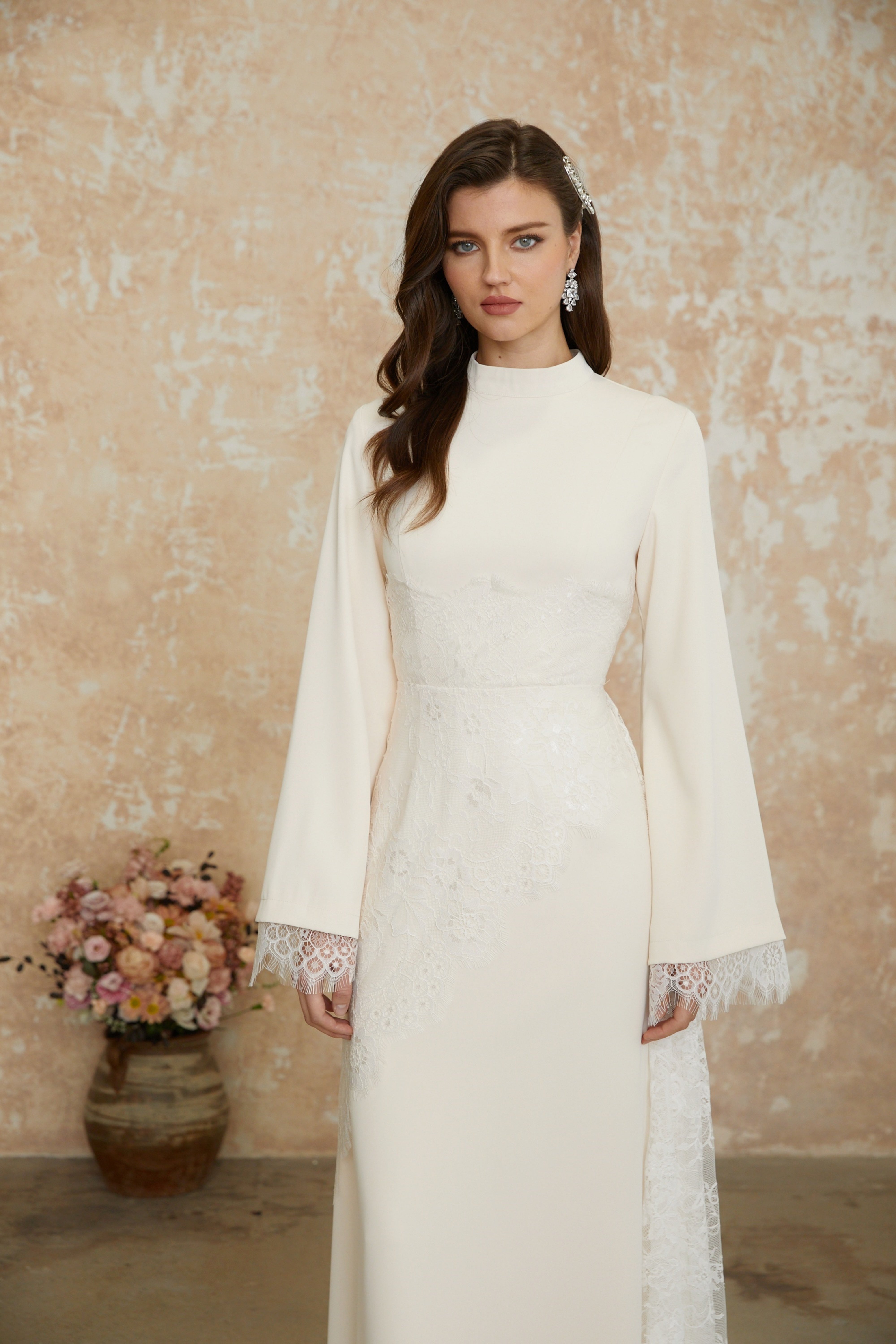 فستان طويل من الدانتيل الأبيض المزين بالزهور من Aurora