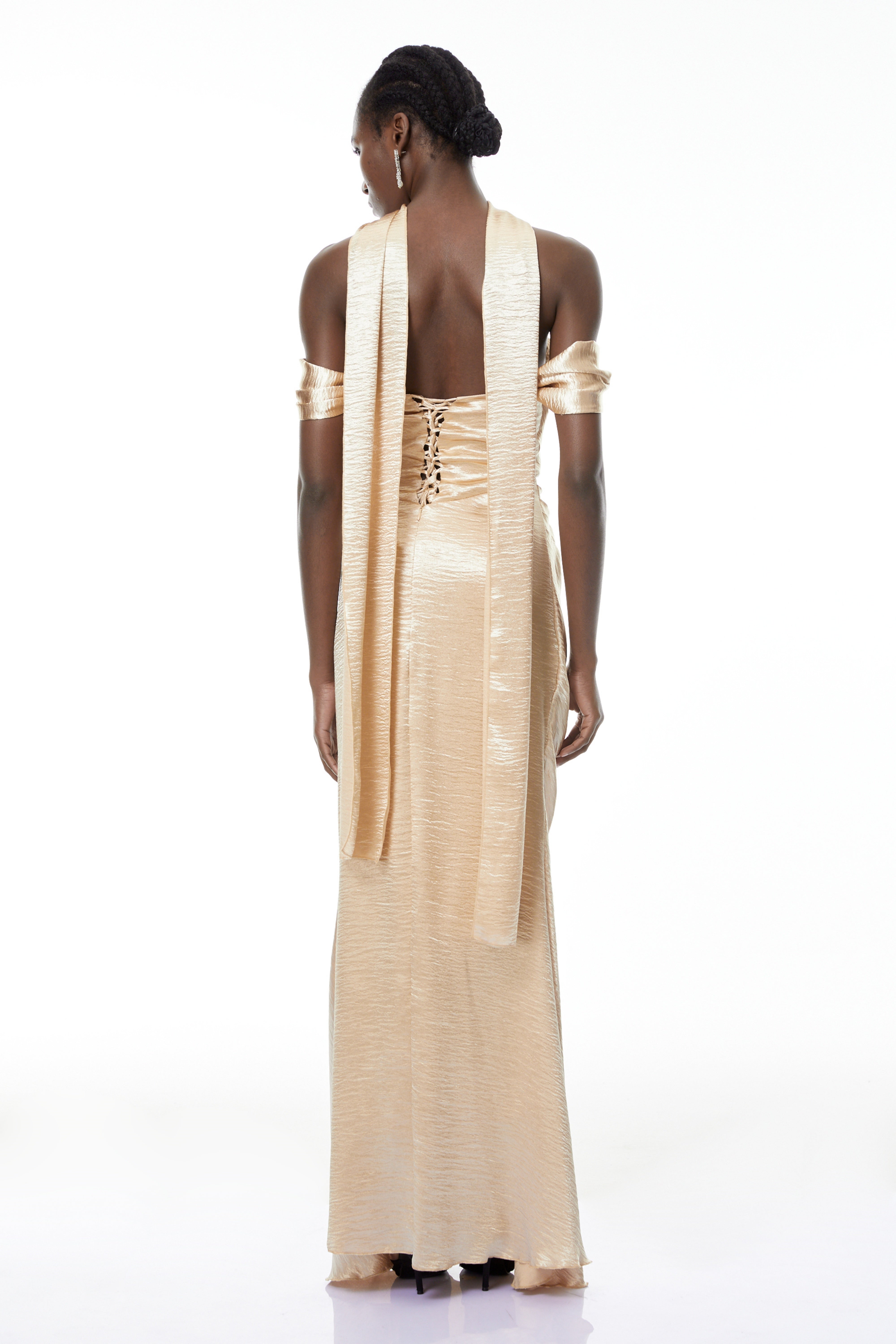 فستان ماكسي طويل بكتفين مكشوفين بلون ذهبي فاتح