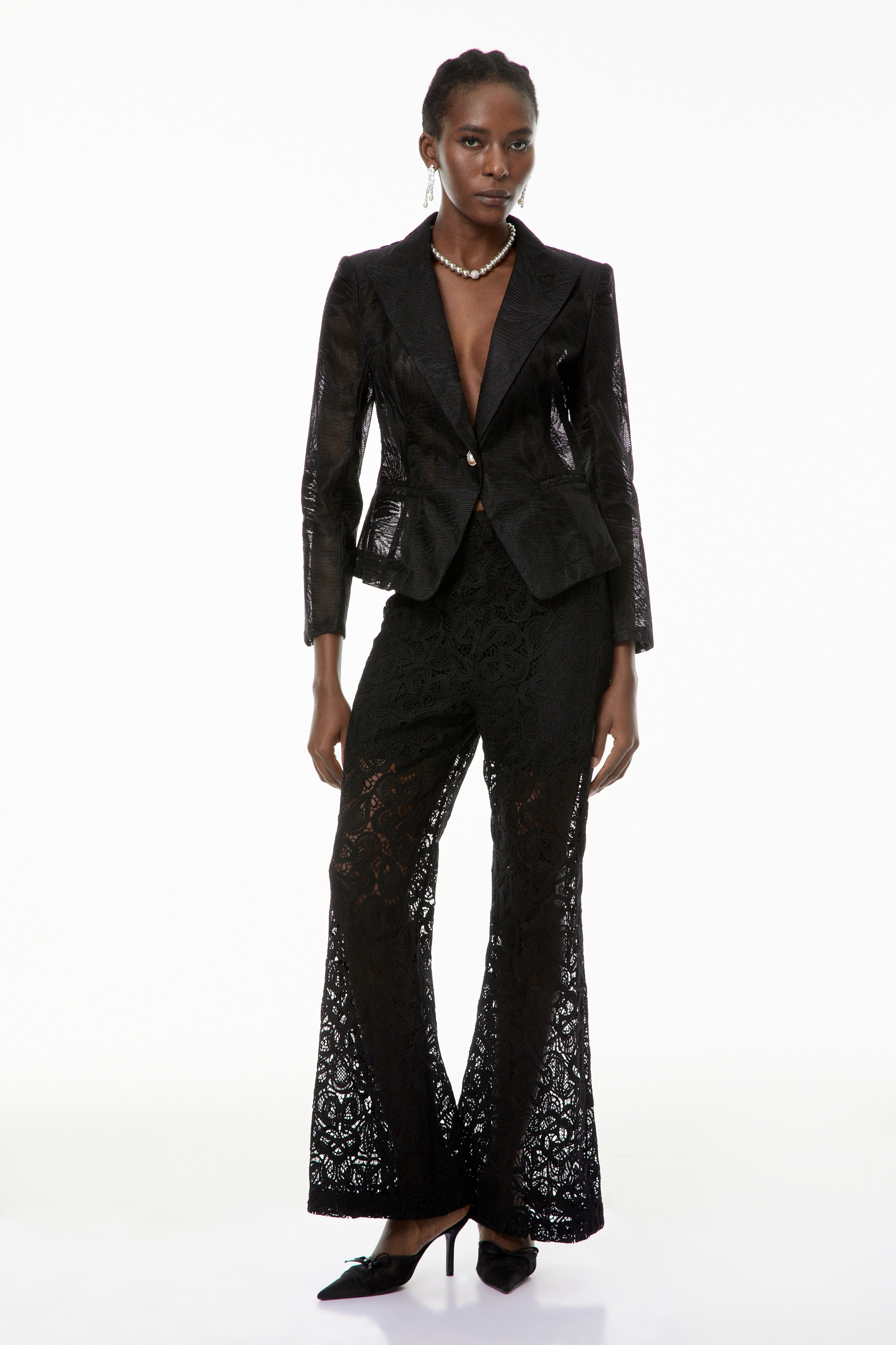 سترة شبه شفافة من بوني بلاك مطرزة بأوراق الشجر