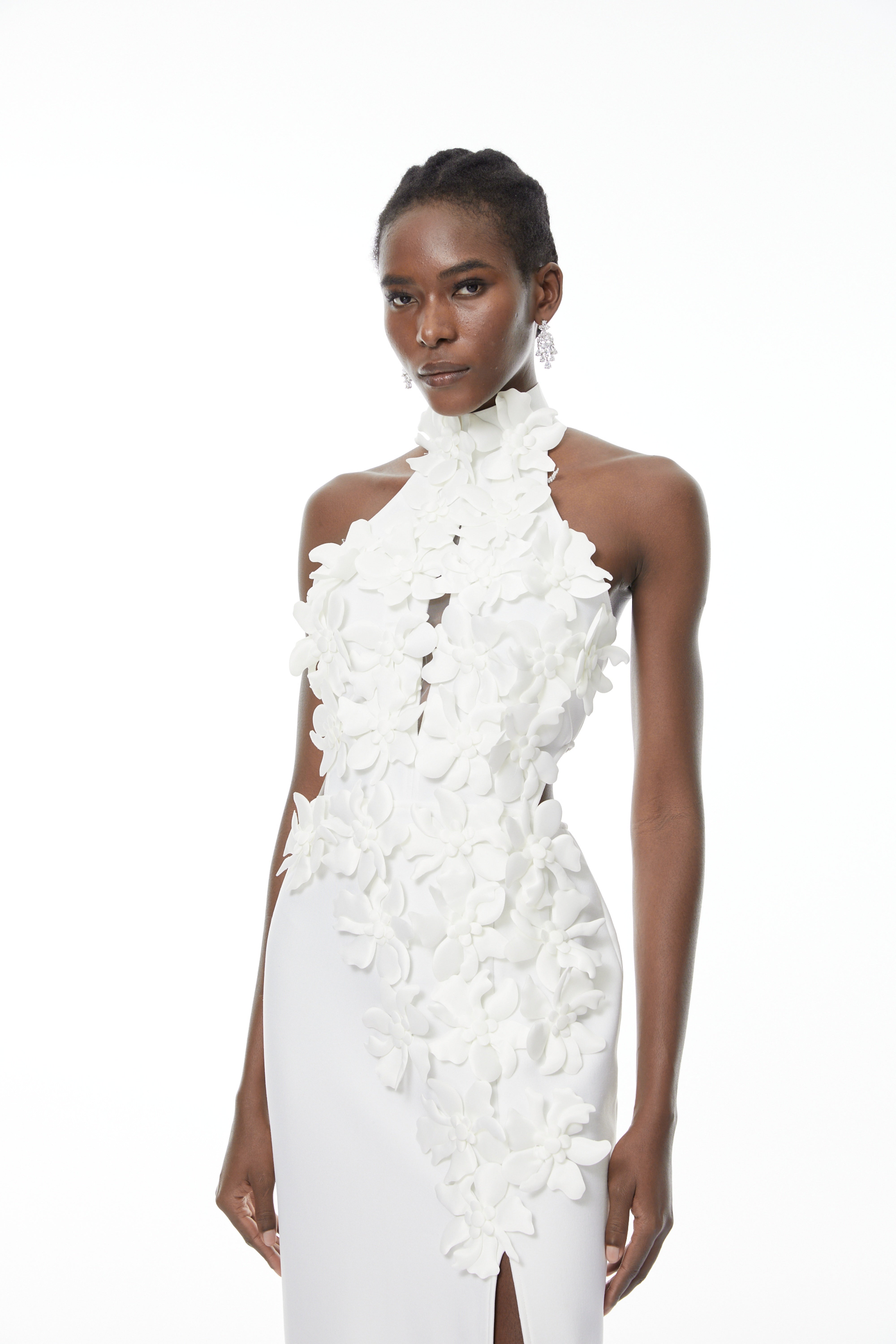 فستان طويل برقبة حلقية ثلاثية الأبعاد من براين وايت