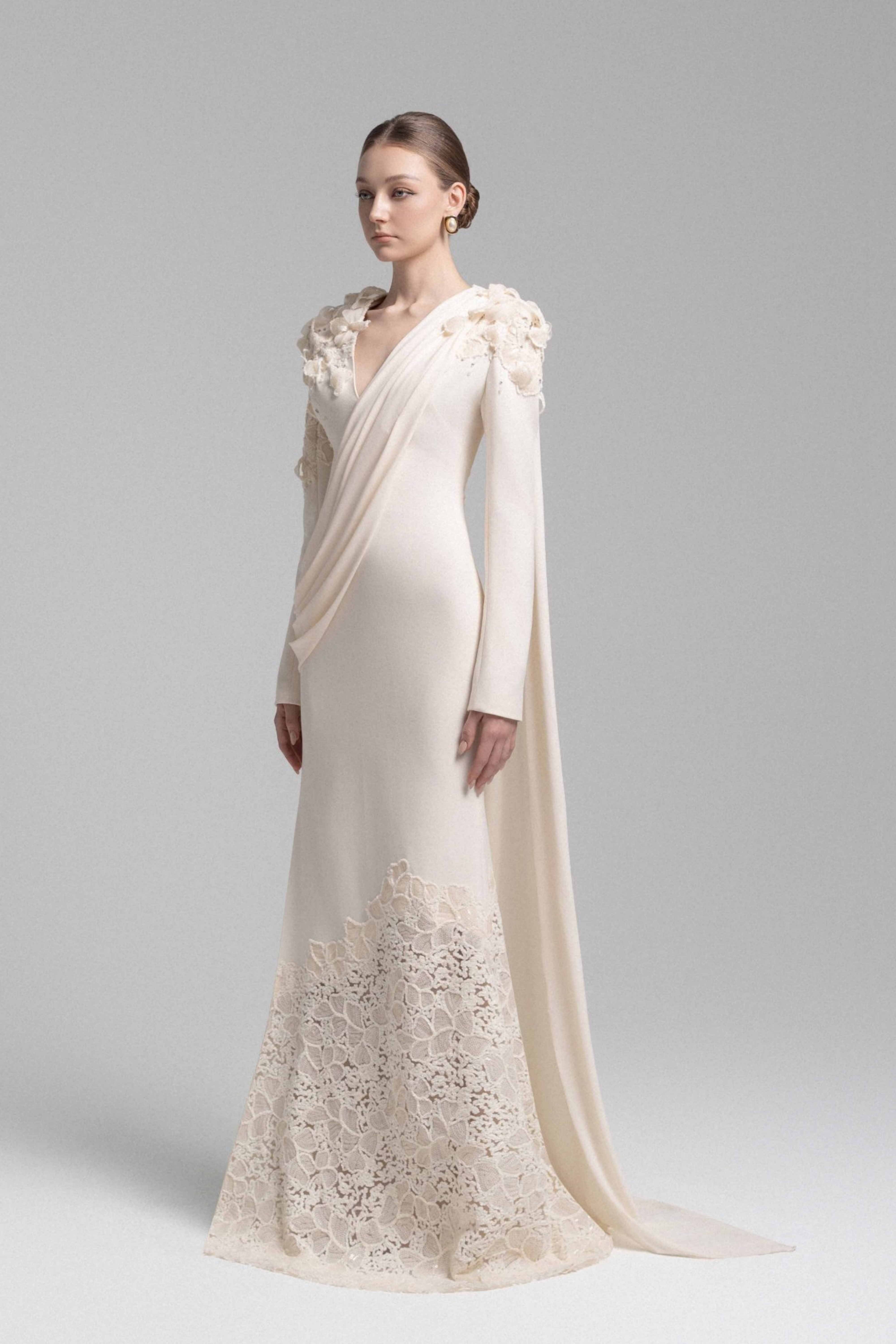 فستان طويل من الدانتيل المزين بزهور باللون الشمبانيا مع تفاصيل من الشريط