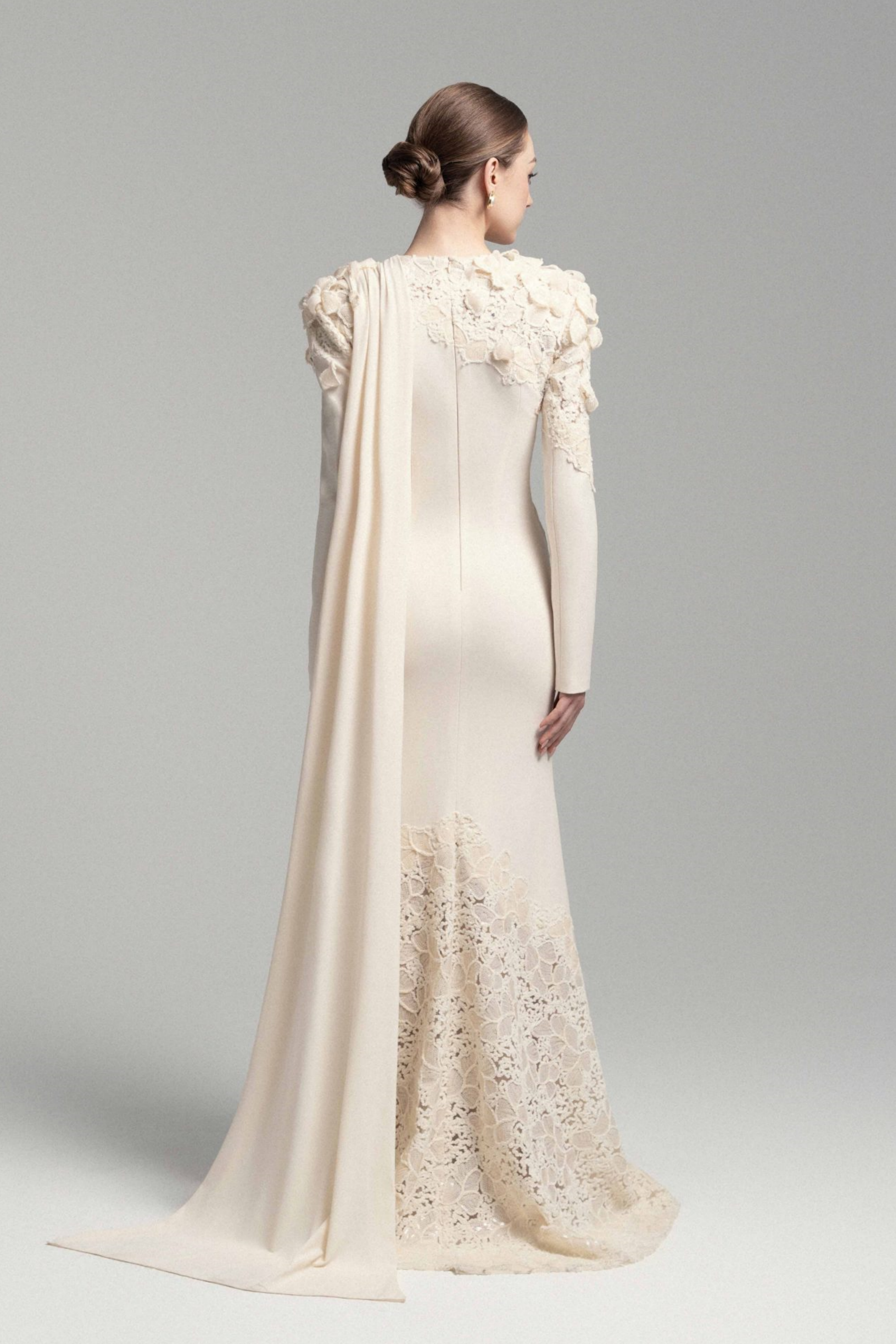 فستان طويل من الدانتيل المزين بزهور باللون الشمبانيا مع تفاصيل من الشريط