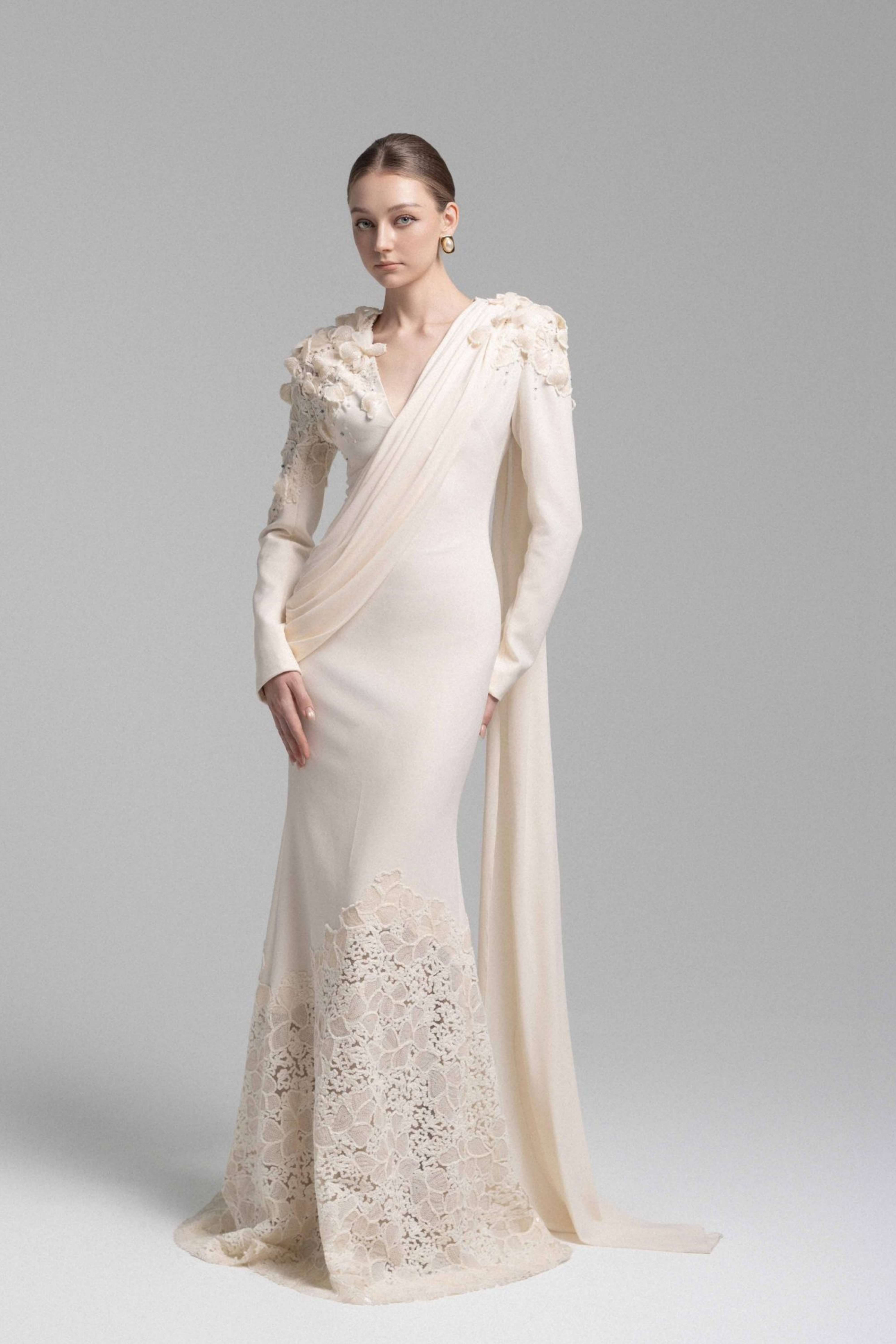 فستان طويل من الدانتيل المزين بزهور باللون الشمبانيا مع تفاصيل من الشريط