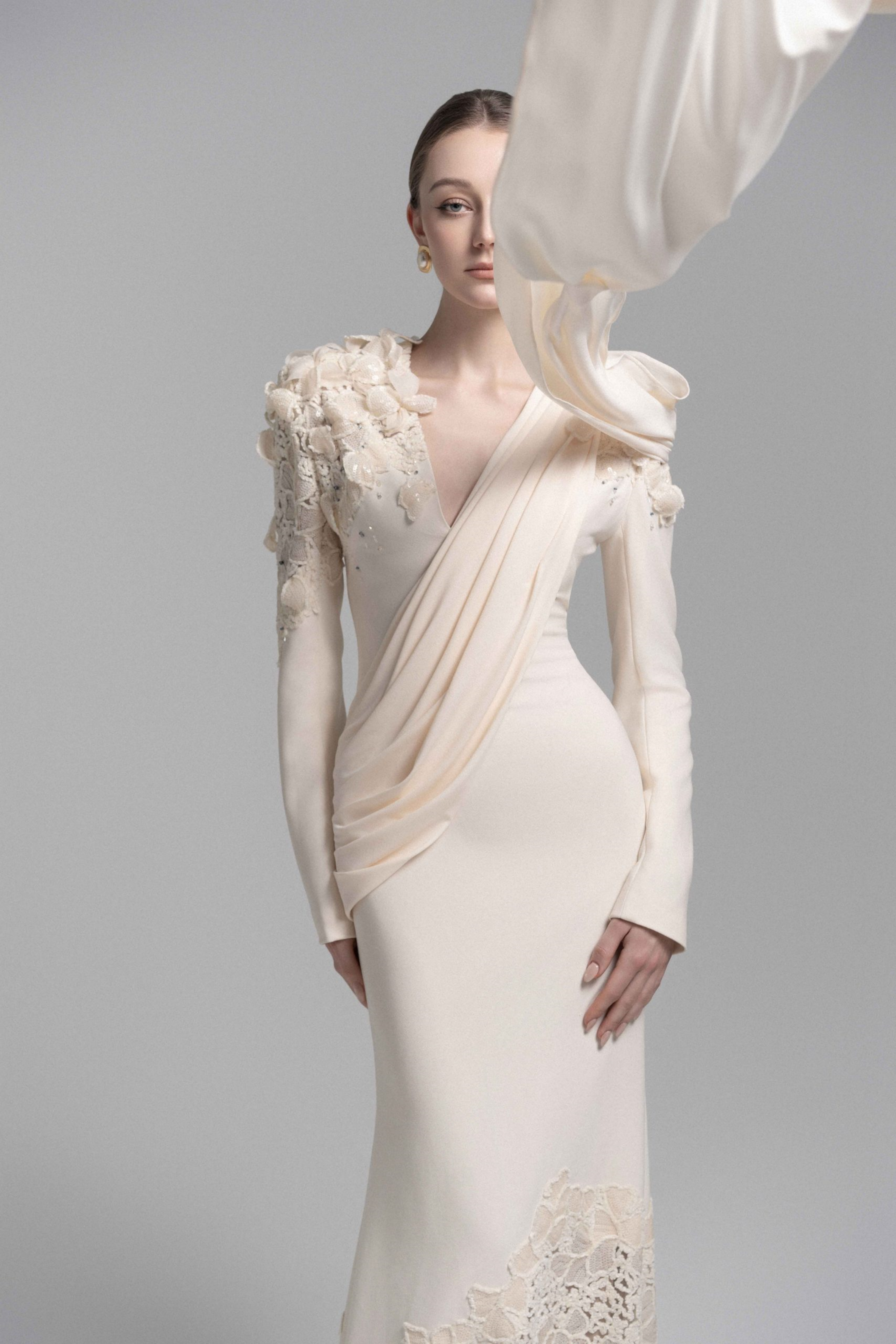 فستان طويل من الدانتيل المزين بزهور باللون الشمبانيا مع تفاصيل من الشريط