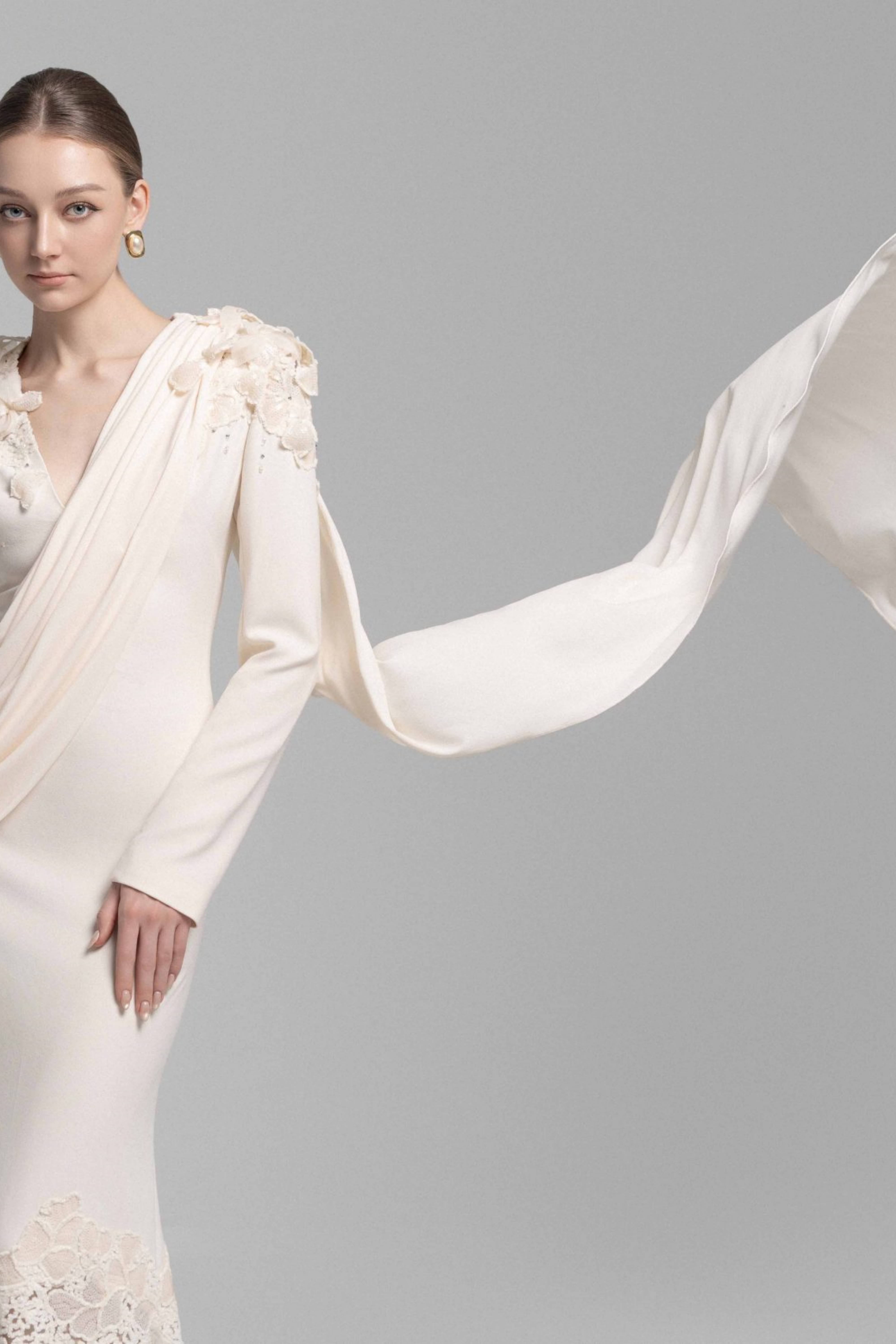 فستان طويل من الدانتيل المزين بزهور باللون الشمبانيا مع تفاصيل من الشريط