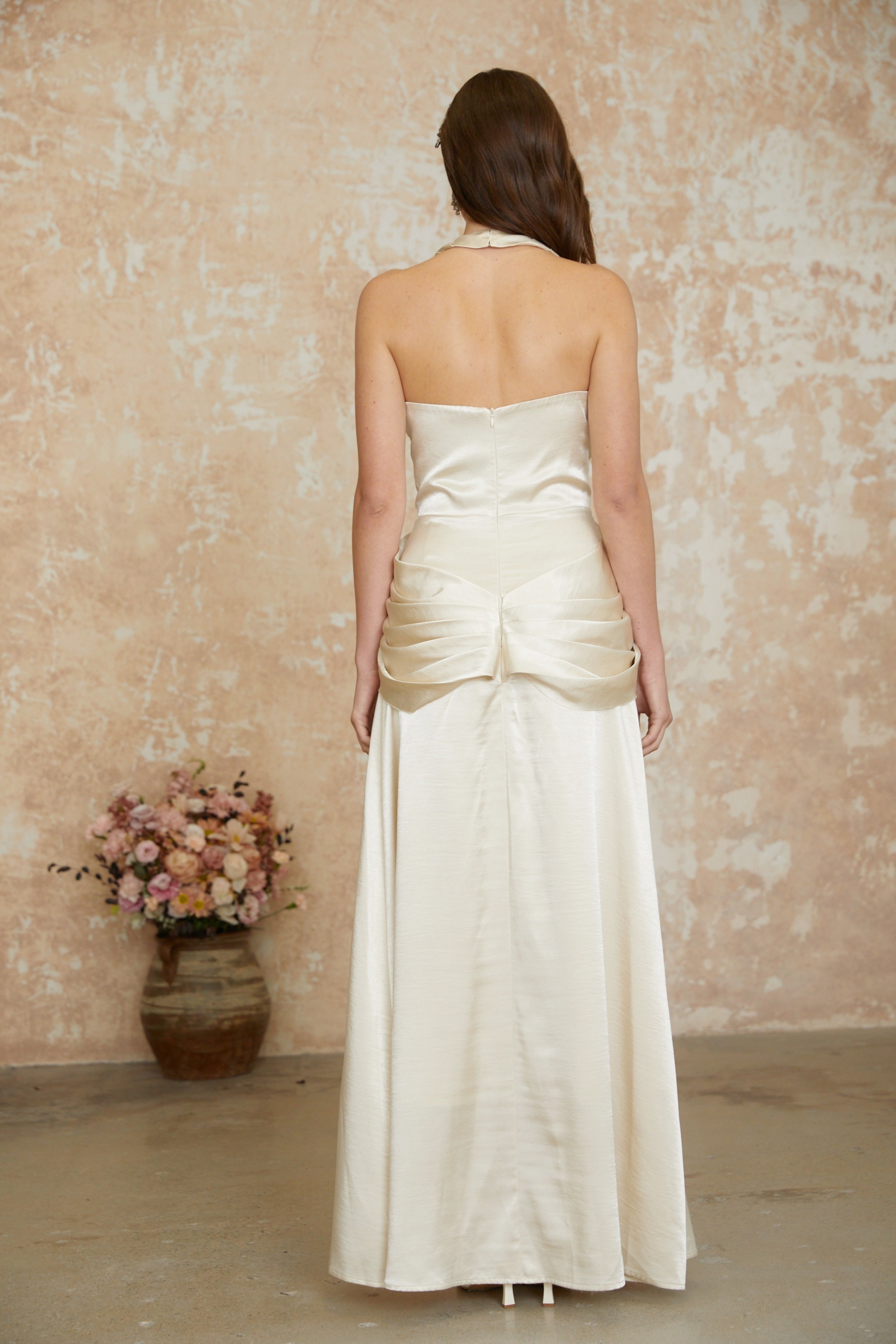 فستان طويل ملفوف برقبة حبال من كاثمور شامبانيا