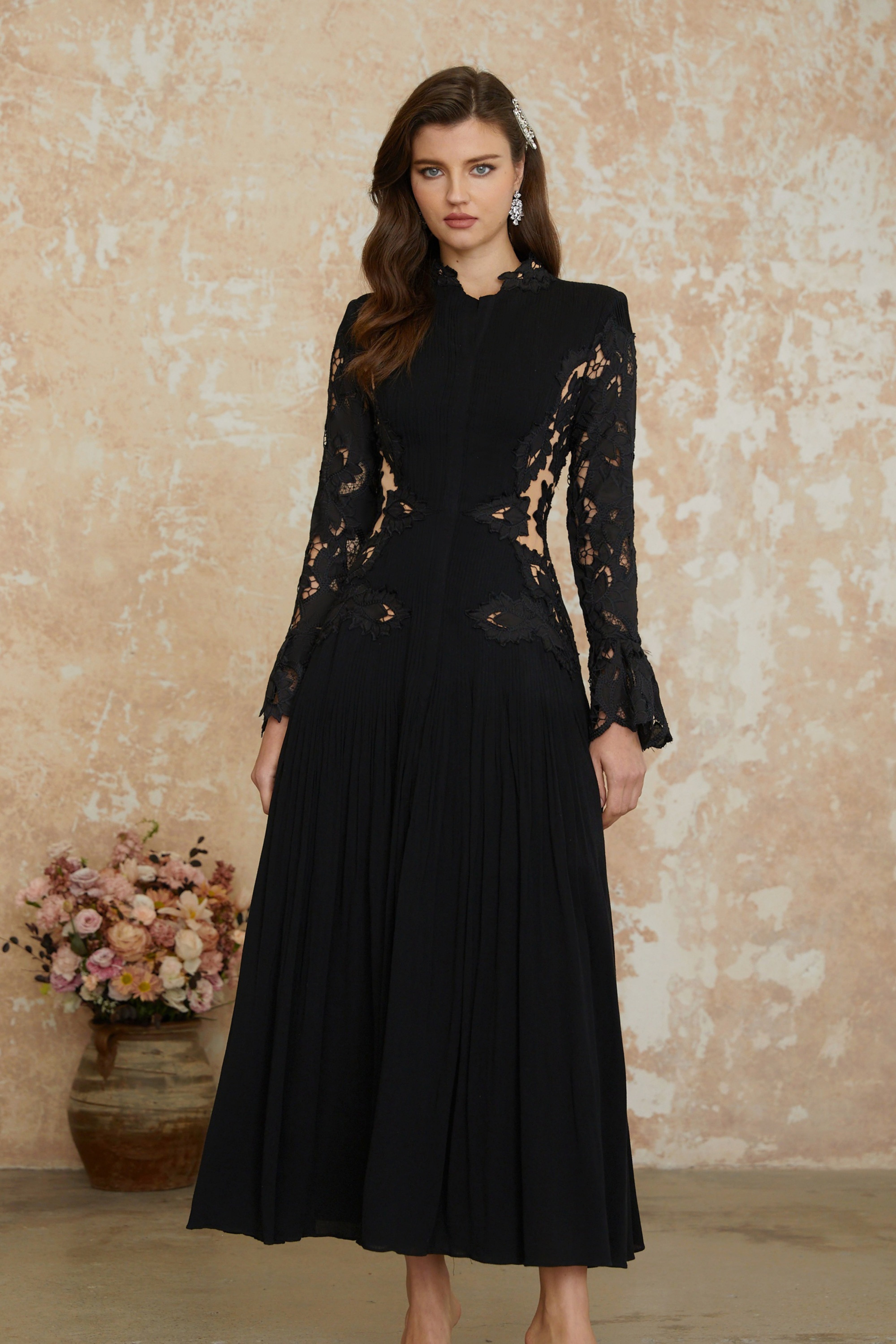 فستان ميدي من الدانتيل الأسود مع طيات من Chiara