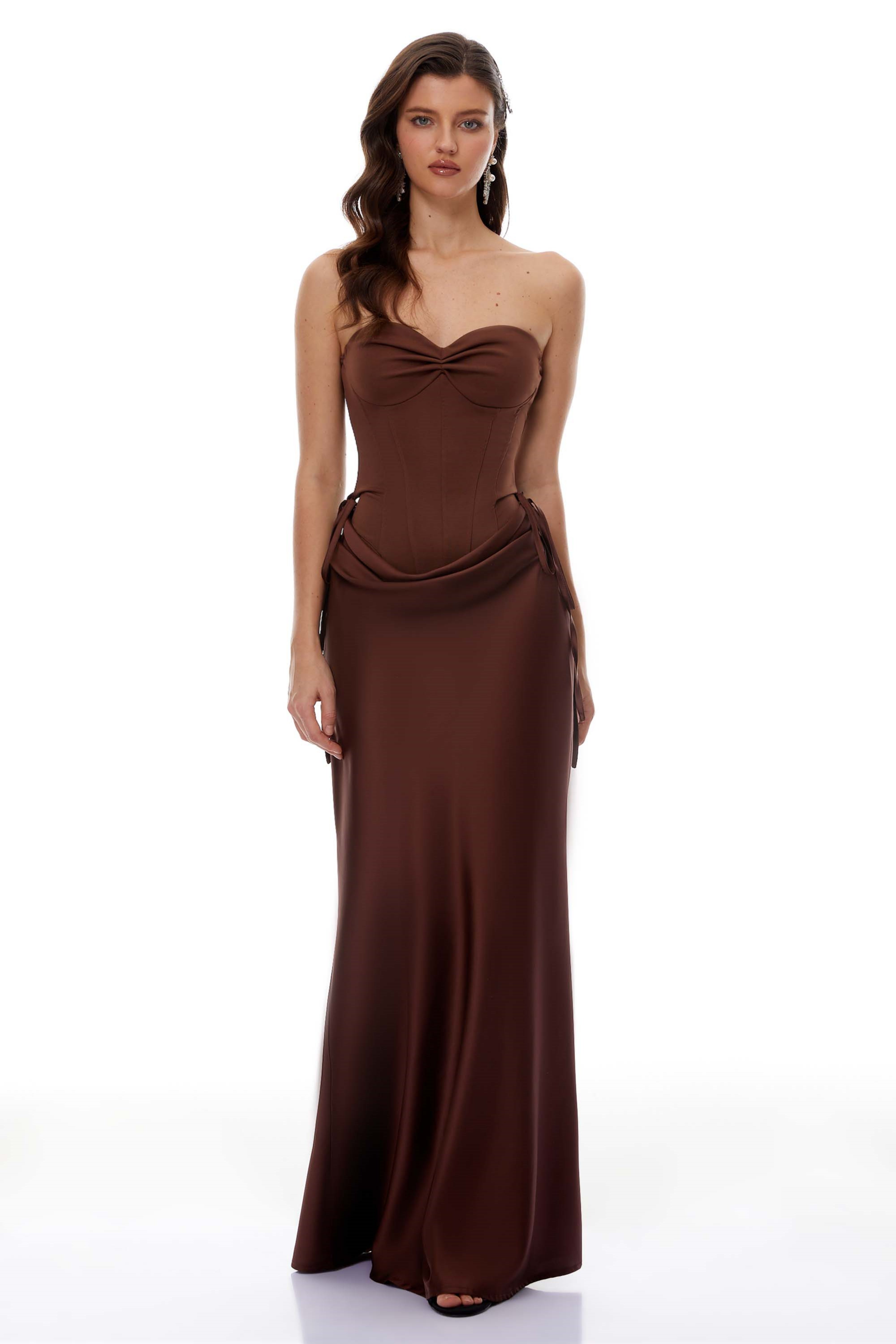 طقم كلارا براون المكون من بودي سوت مكشوف الكتفين وتنورة من الساتان