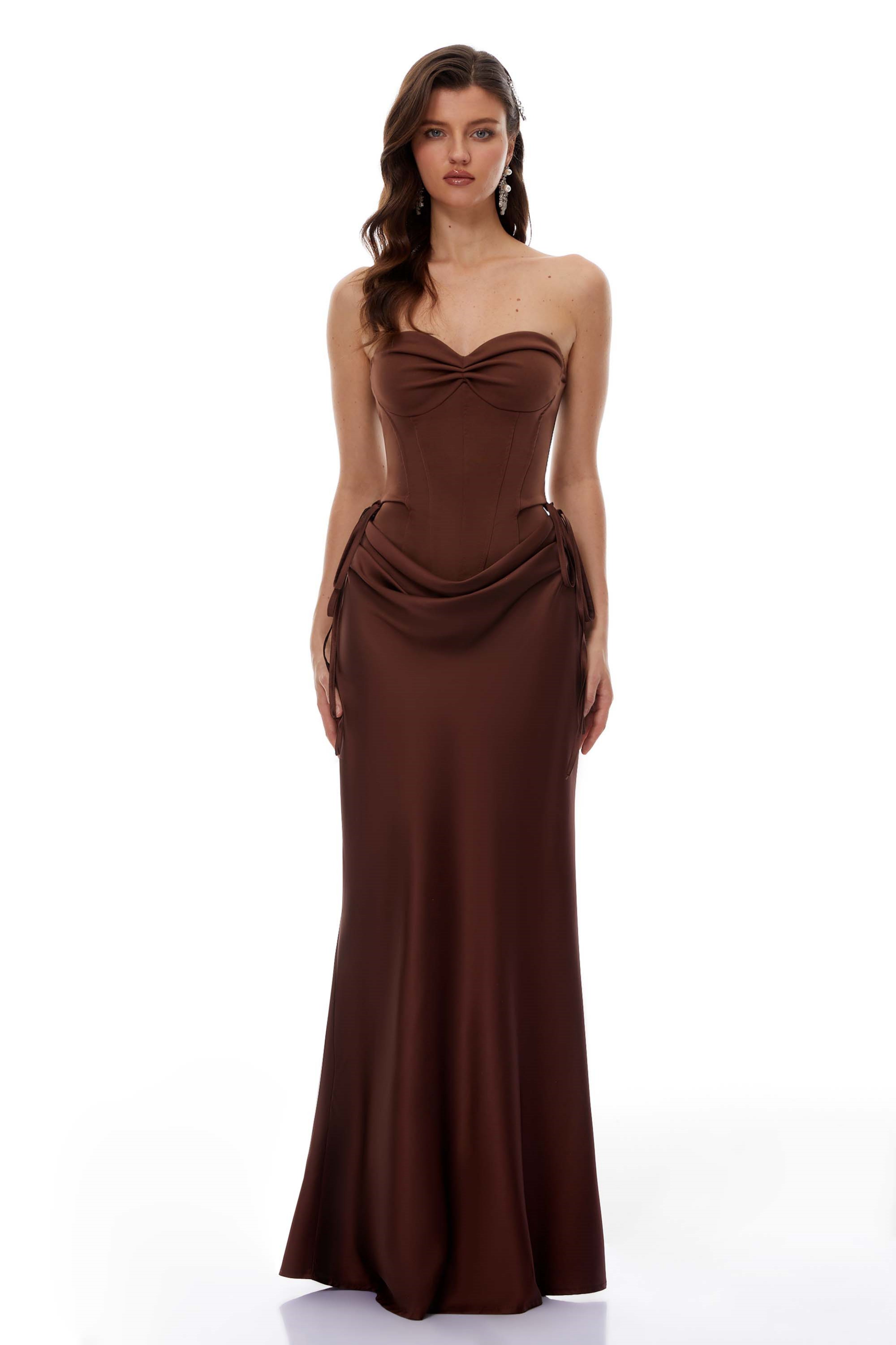 طقم كلارا براون المكون من بودي سوت مكشوف الكتفين وتنورة من الساتان