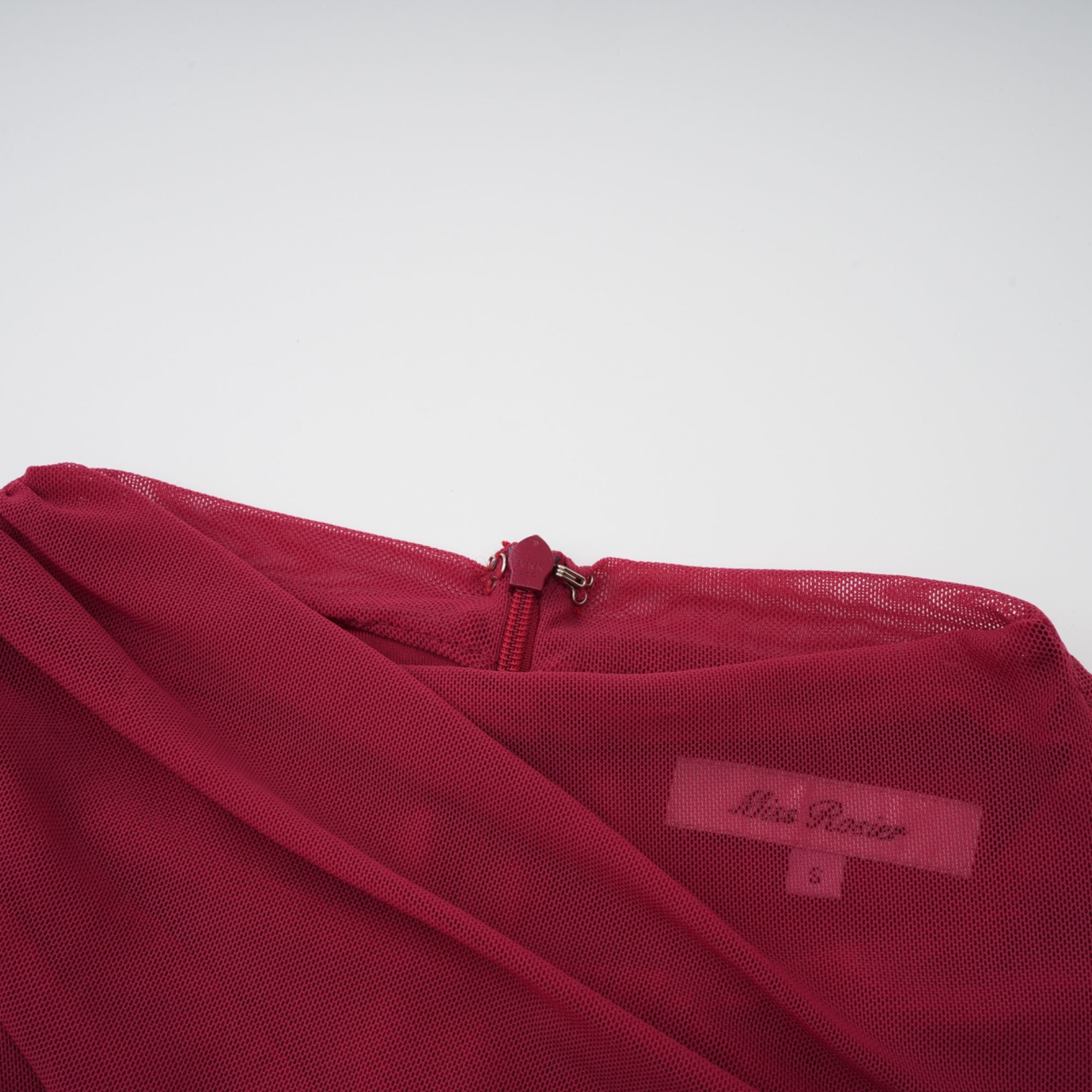 فستان طويل غير متماثل من الشبك المكشكش باللون الأحمر من Sylphe