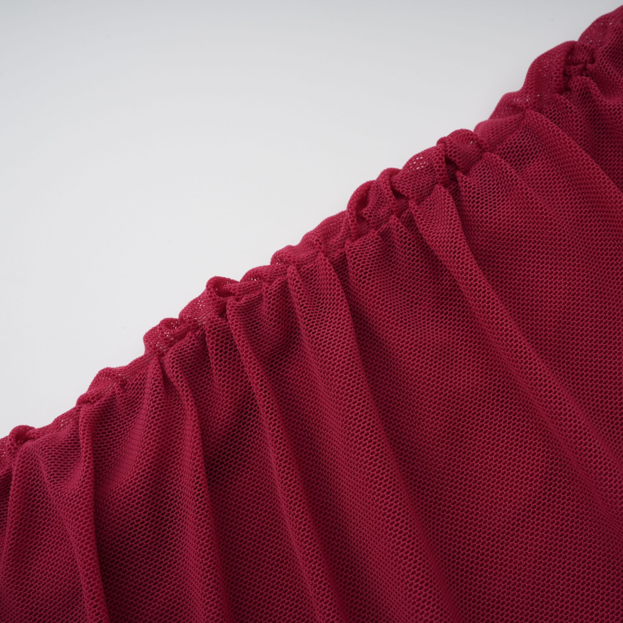 فستان طويل غير متماثل من الشبك المكشكش باللون الأحمر من Sylphe