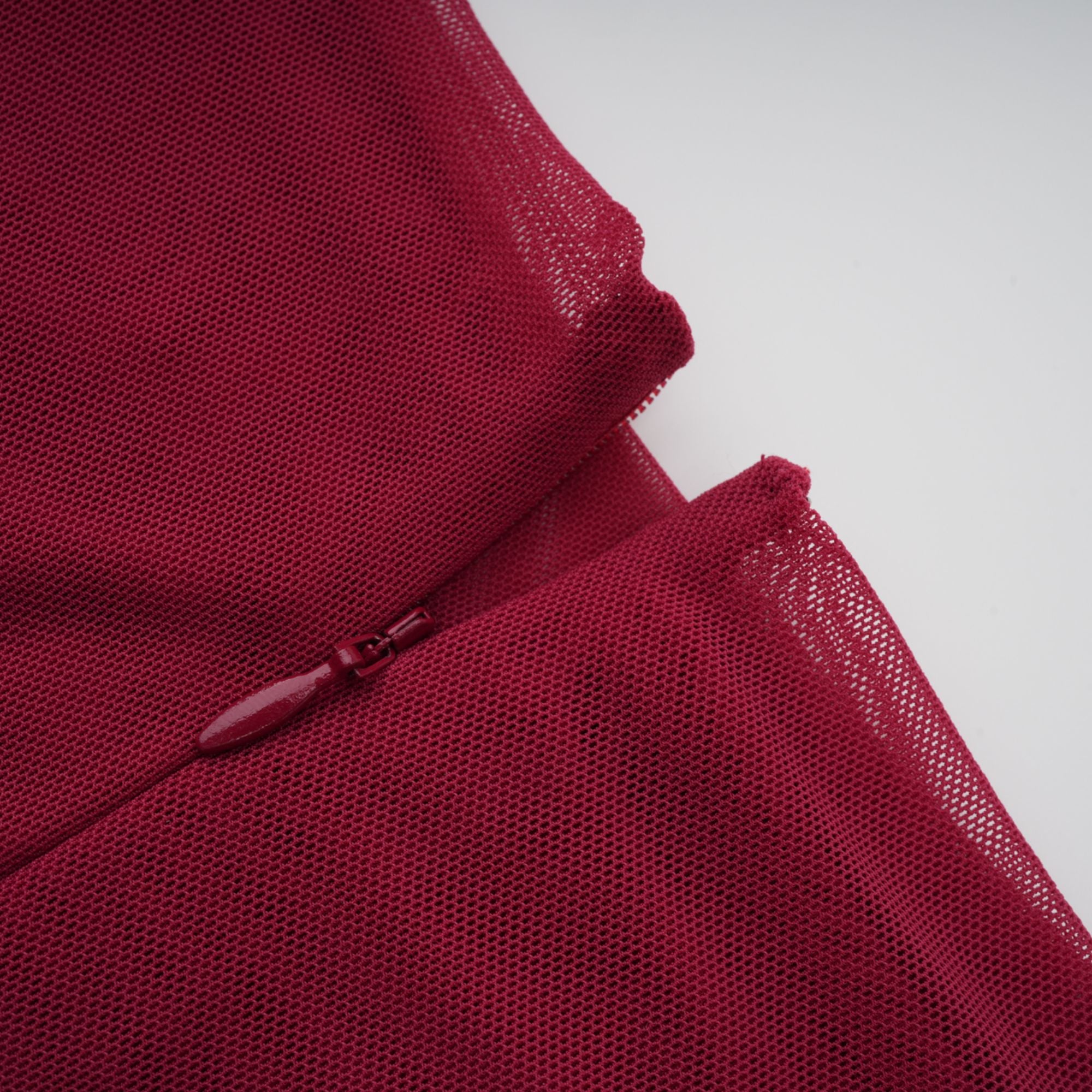 فستان طويل غير متماثل من الشبك المكشكش باللون الأحمر من Sylphe