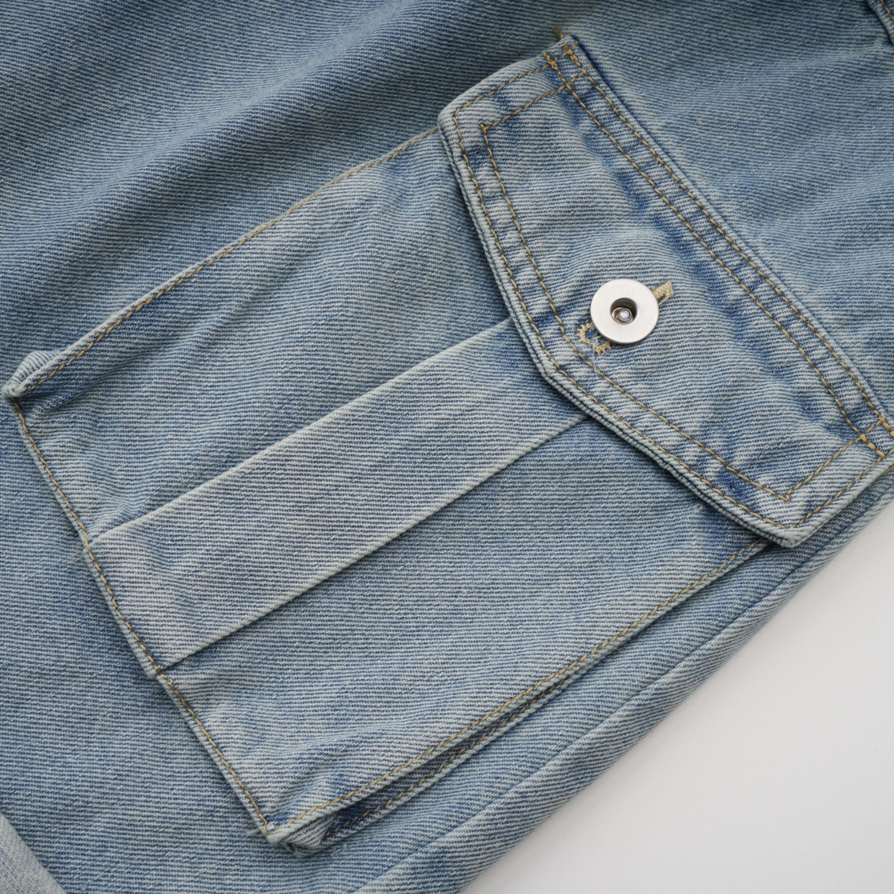 بذلة قصيرة من الدنيم باللون الأزرق الباهت من مارتي