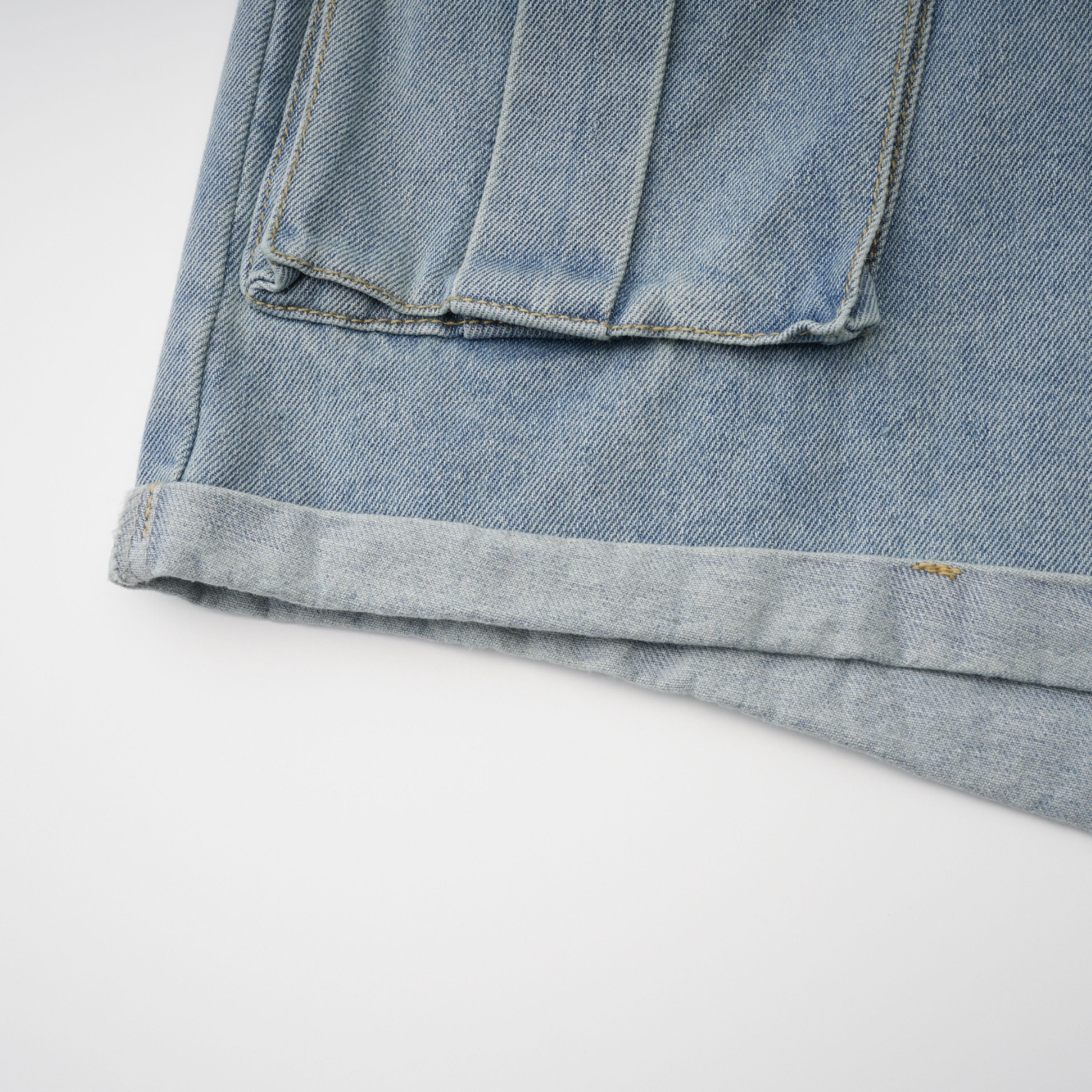 بذلة قصيرة من الدنيم باللون الأزرق الباهت من مارتي