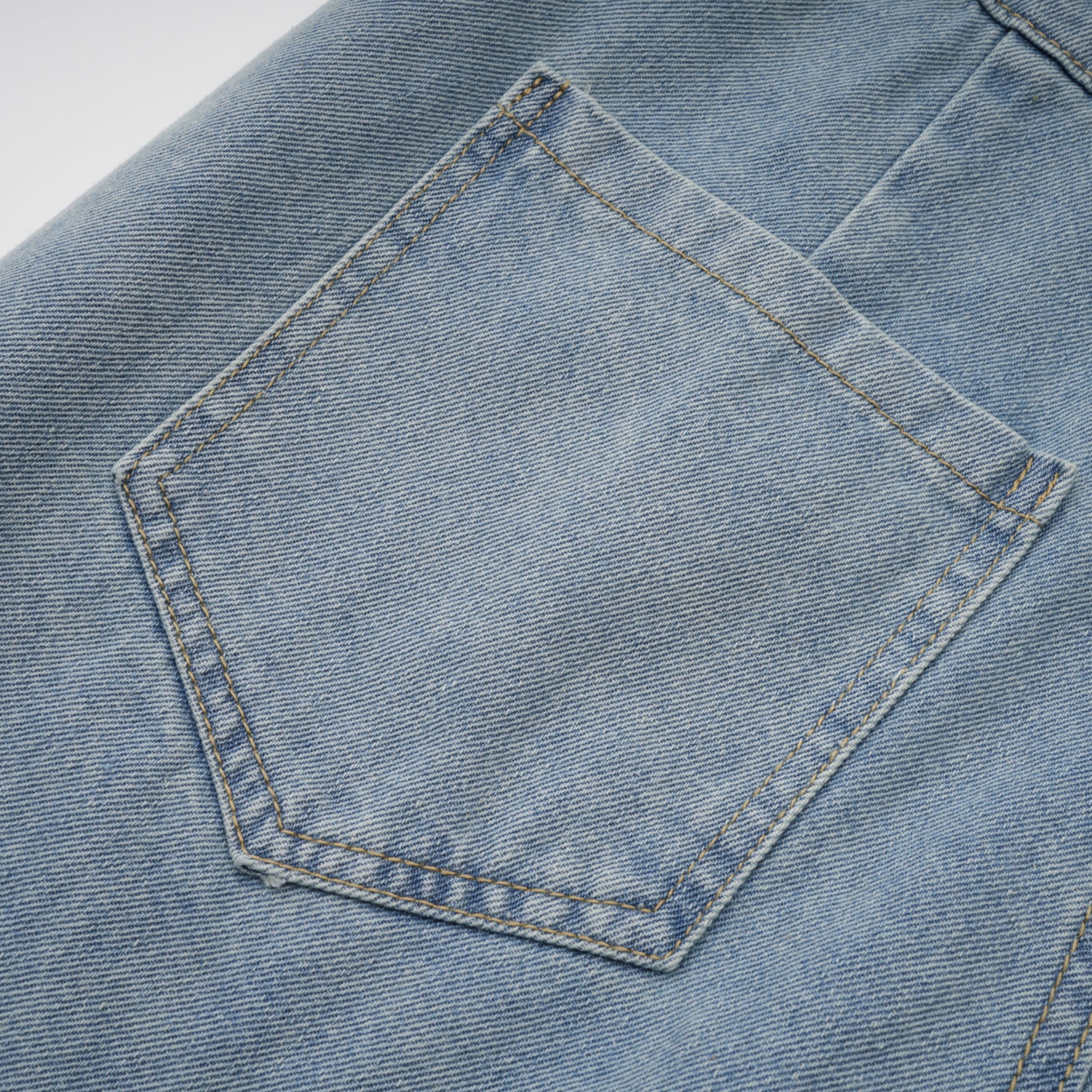 بذلة قصيرة من الدنيم باللون الأزرق الباهت من مارتي