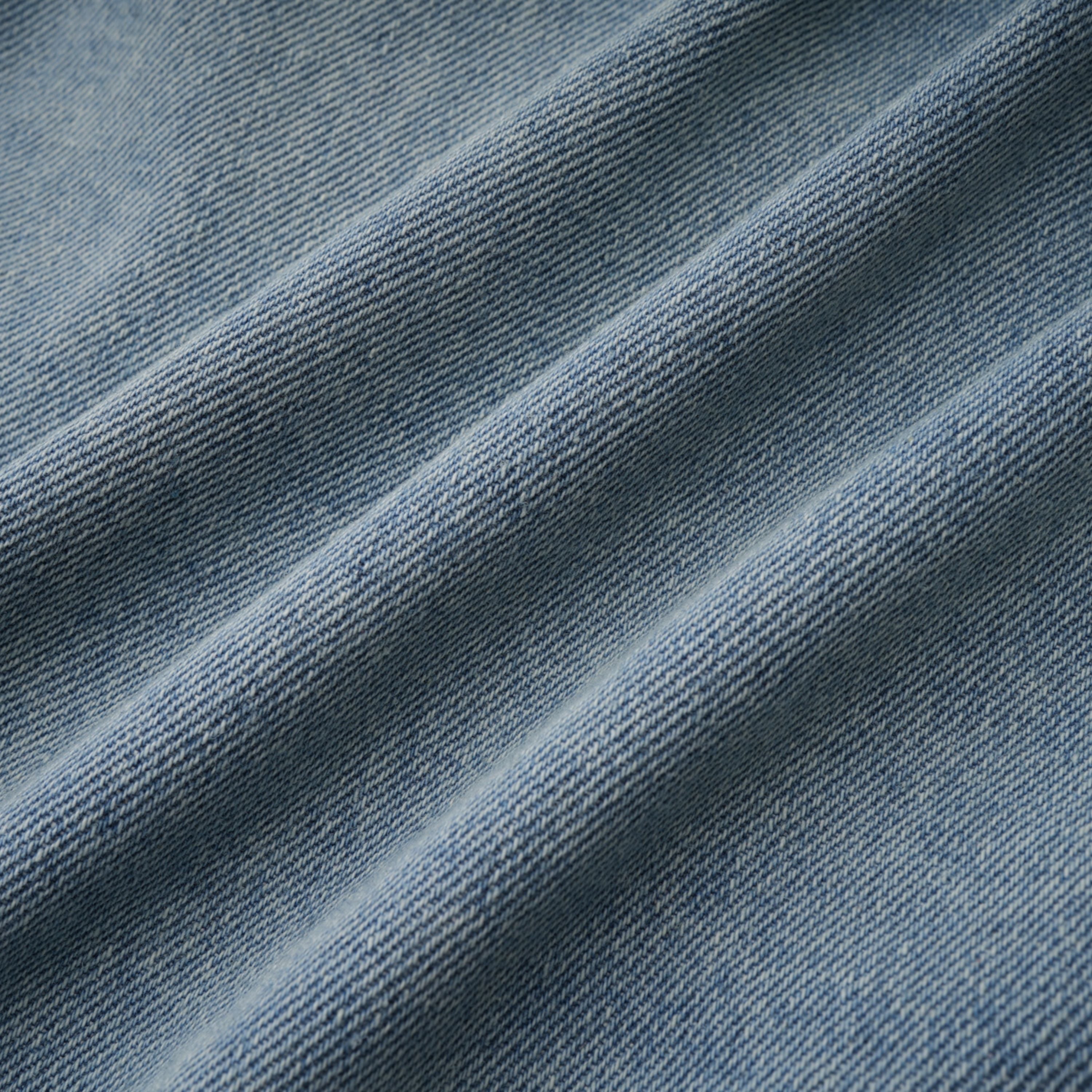 بذلة قصيرة من الدنيم باللون الأزرق الباهت من مارتي