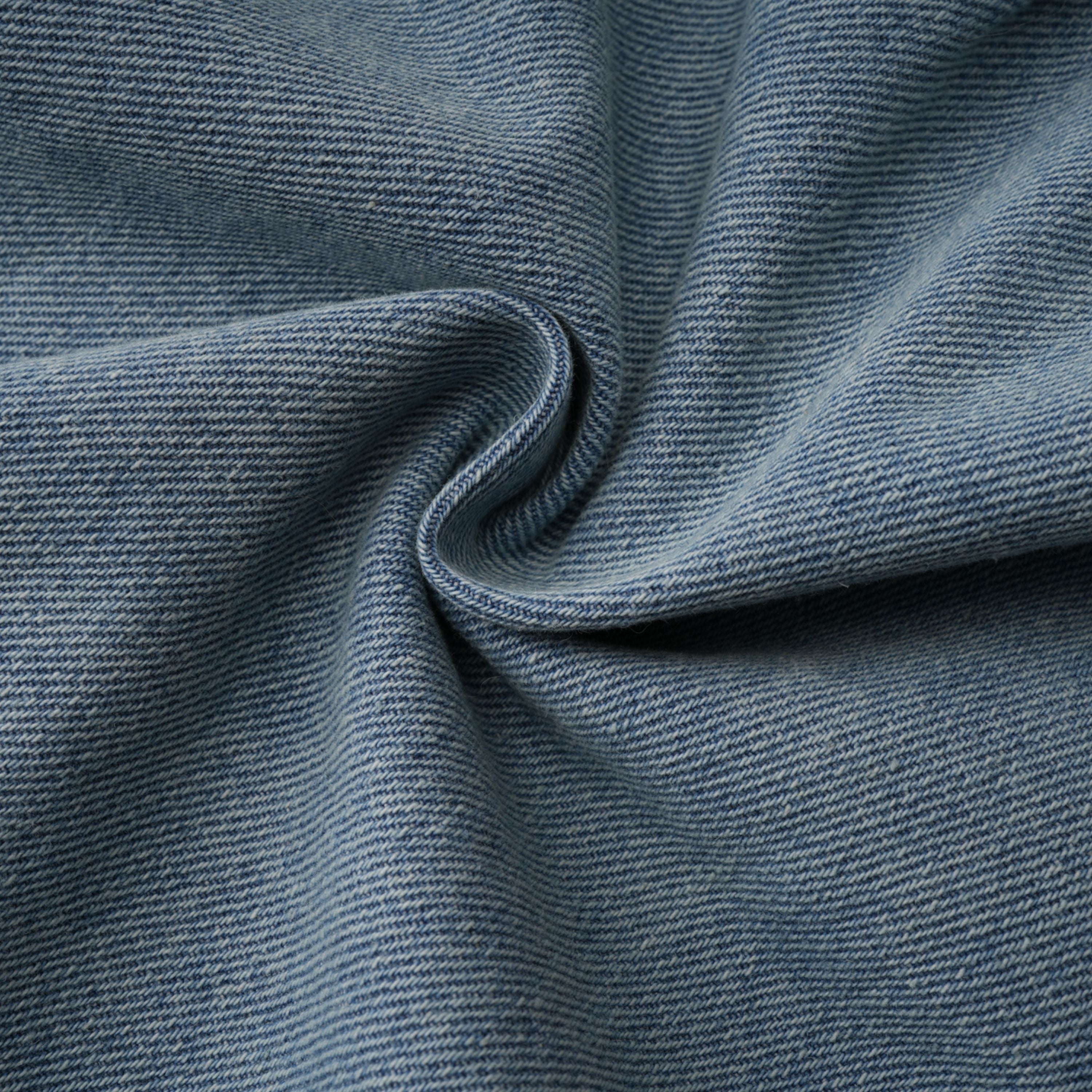 بذلة قصيرة من الدنيم باللون الأزرق الباهت من مارتي