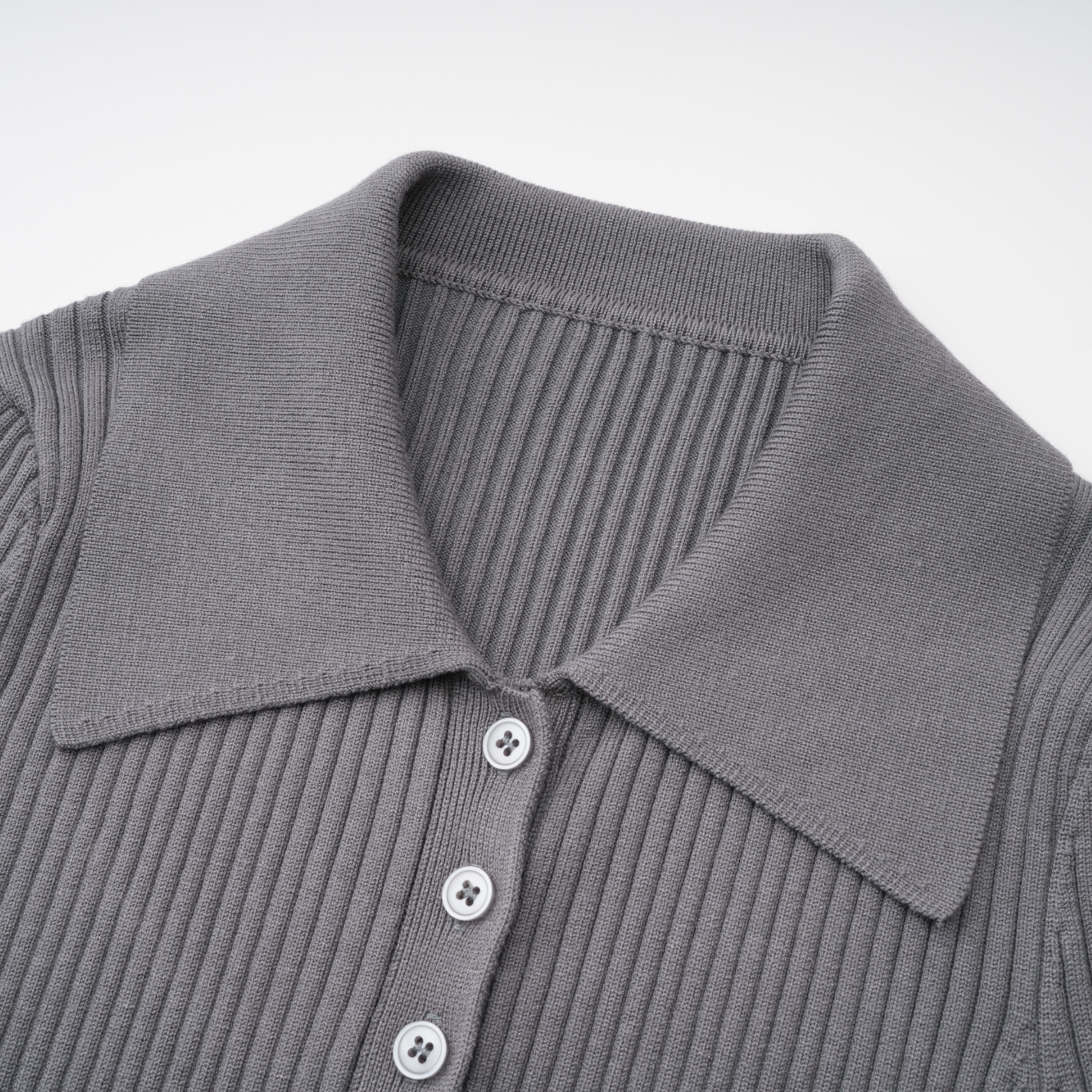 طقم بذلة و بنطال من النسيج المحبوك المضلع باللون الرمادي الفاتح