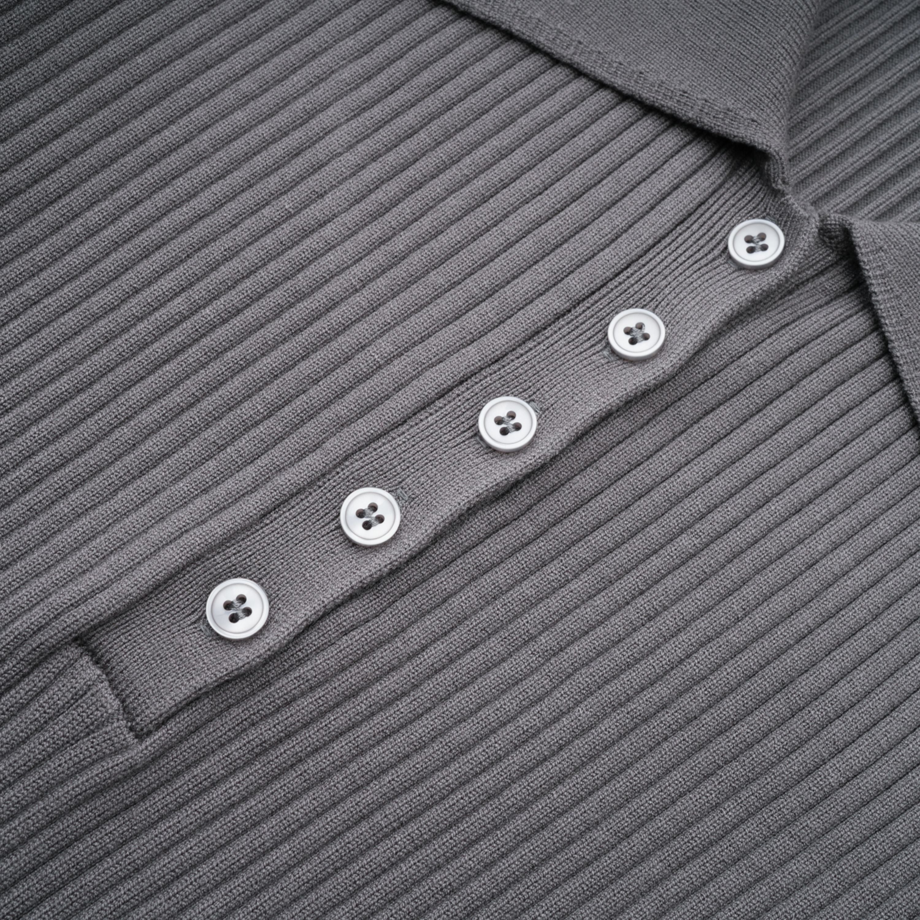 طقم بذلة و بنطال من النسيج المحبوك المضلع باللون الرمادي الفاتح