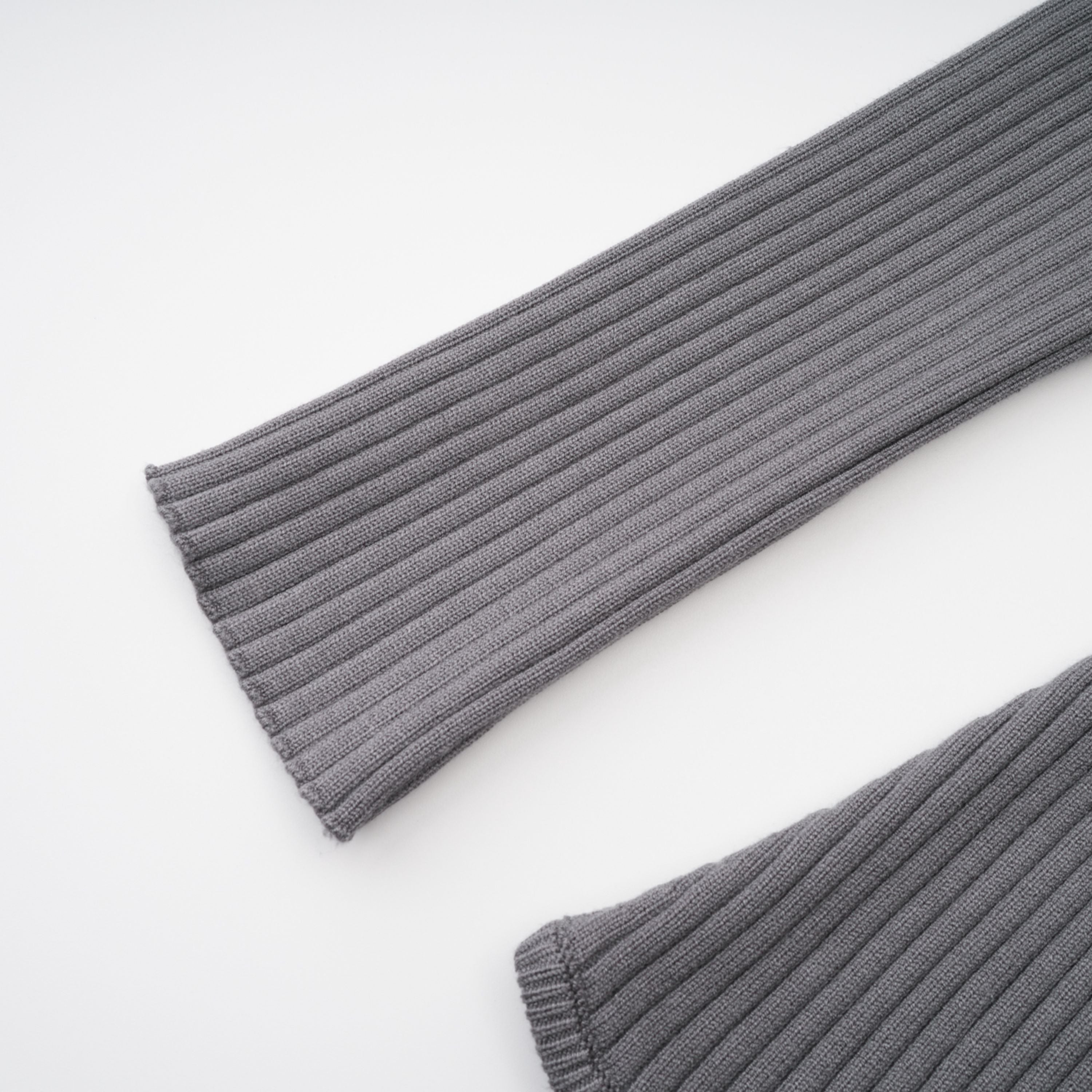 طقم بذلة و بنطال من النسيج المحبوك المضلع باللون الرمادي الفاتح