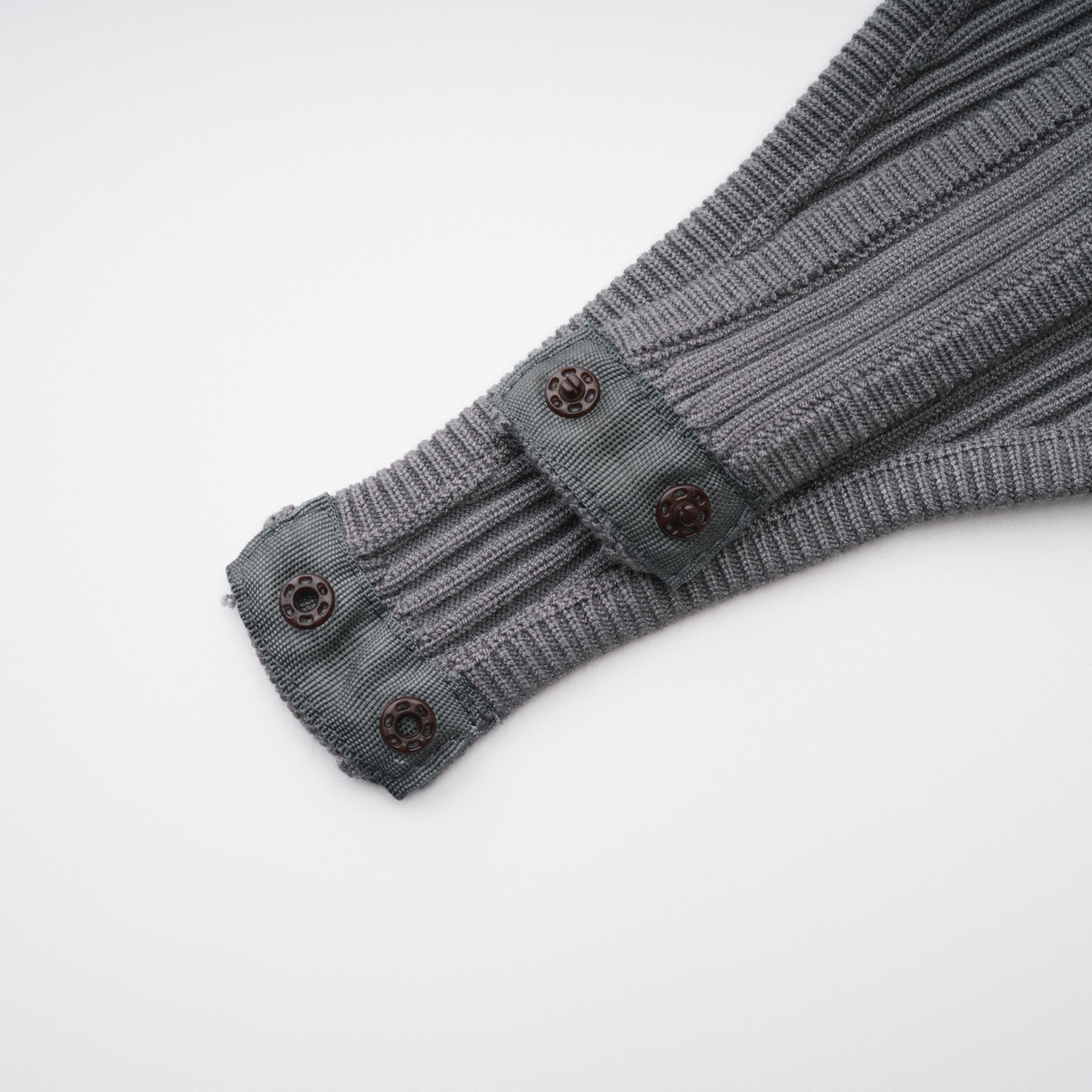 طقم بذلة و بنطال من النسيج المحبوك المضلع باللون الرمادي الفاتح