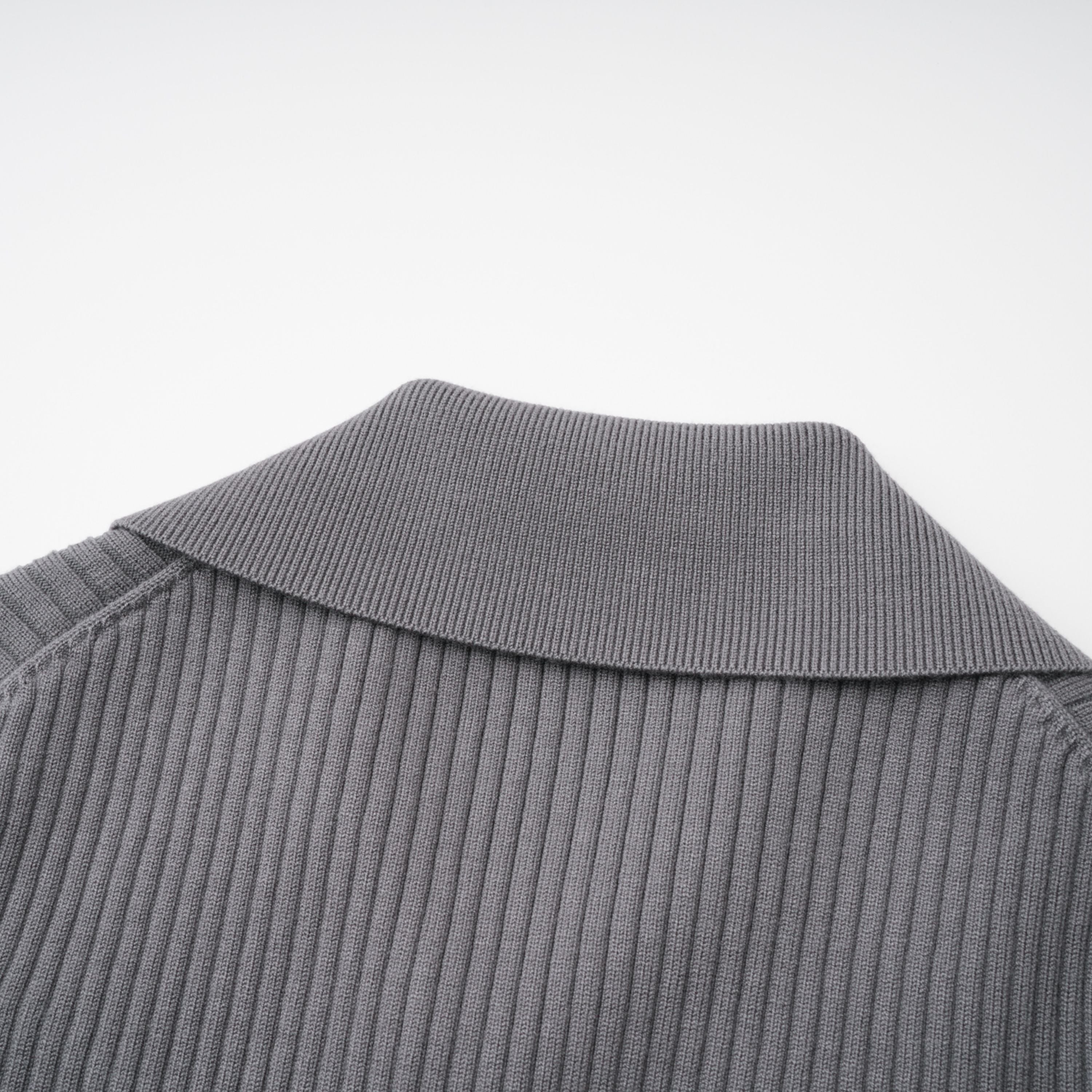 طقم بذلة و بنطال من النسيج المحبوك المضلع باللون الرمادي الفاتح