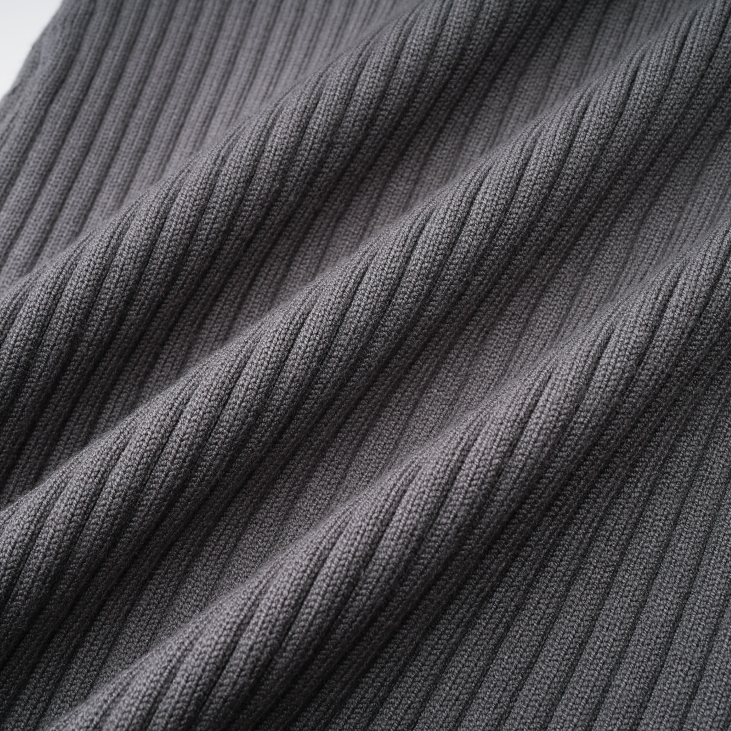 طقم بذلة و بنطال من النسيج المحبوك المضلع باللون الرمادي الفاتح