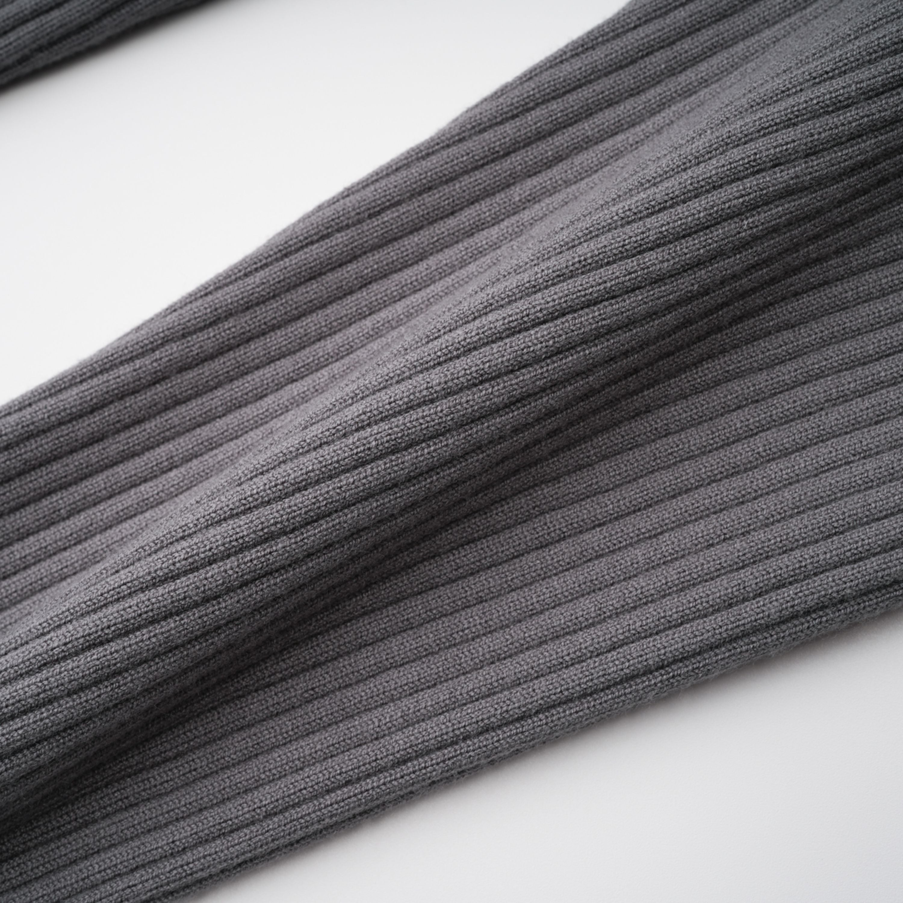 طقم بذلة و بنطال من النسيج المحبوك المضلع باللون الرمادي الفاتح