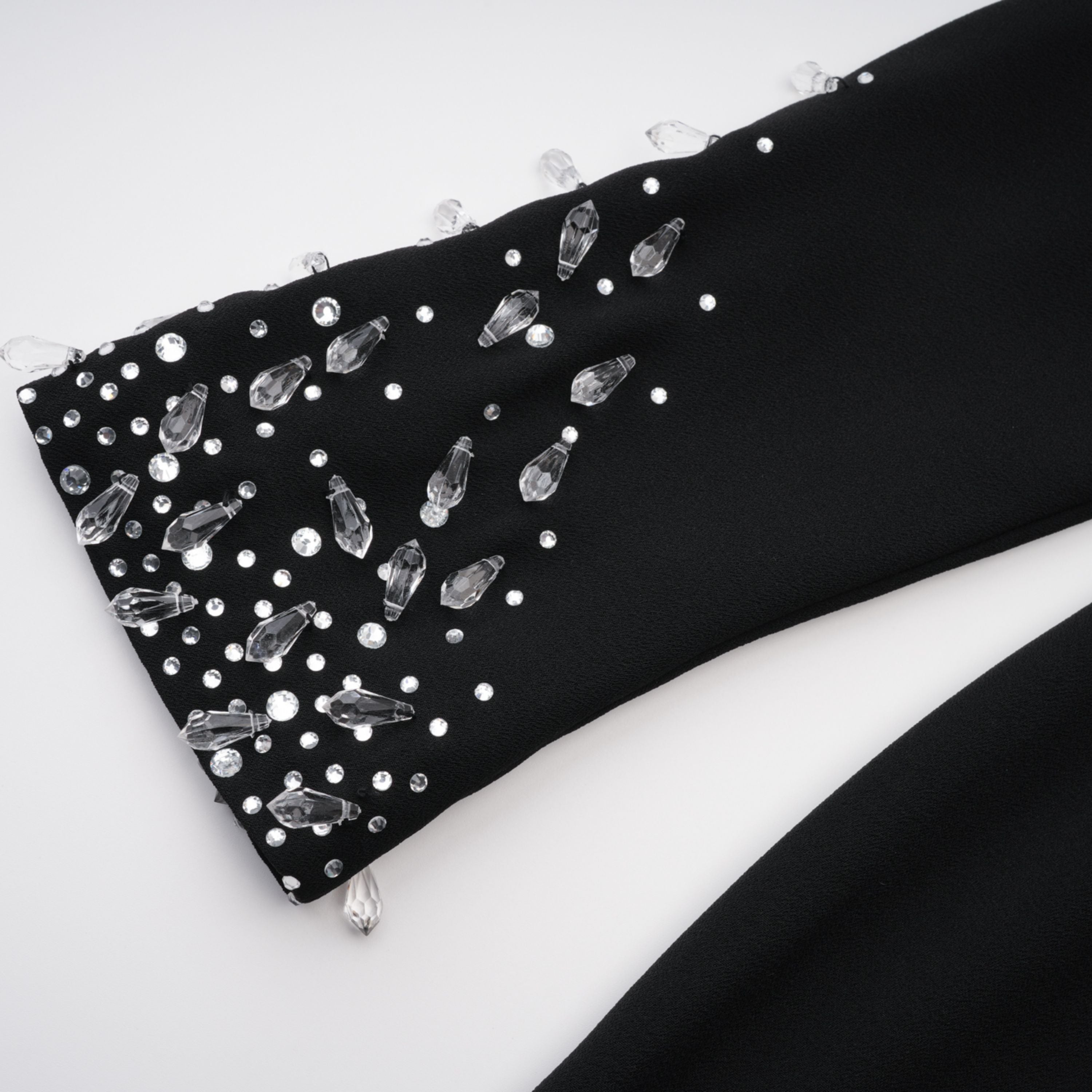 فستان طويل واسع مزين باللون الأسود من Oona