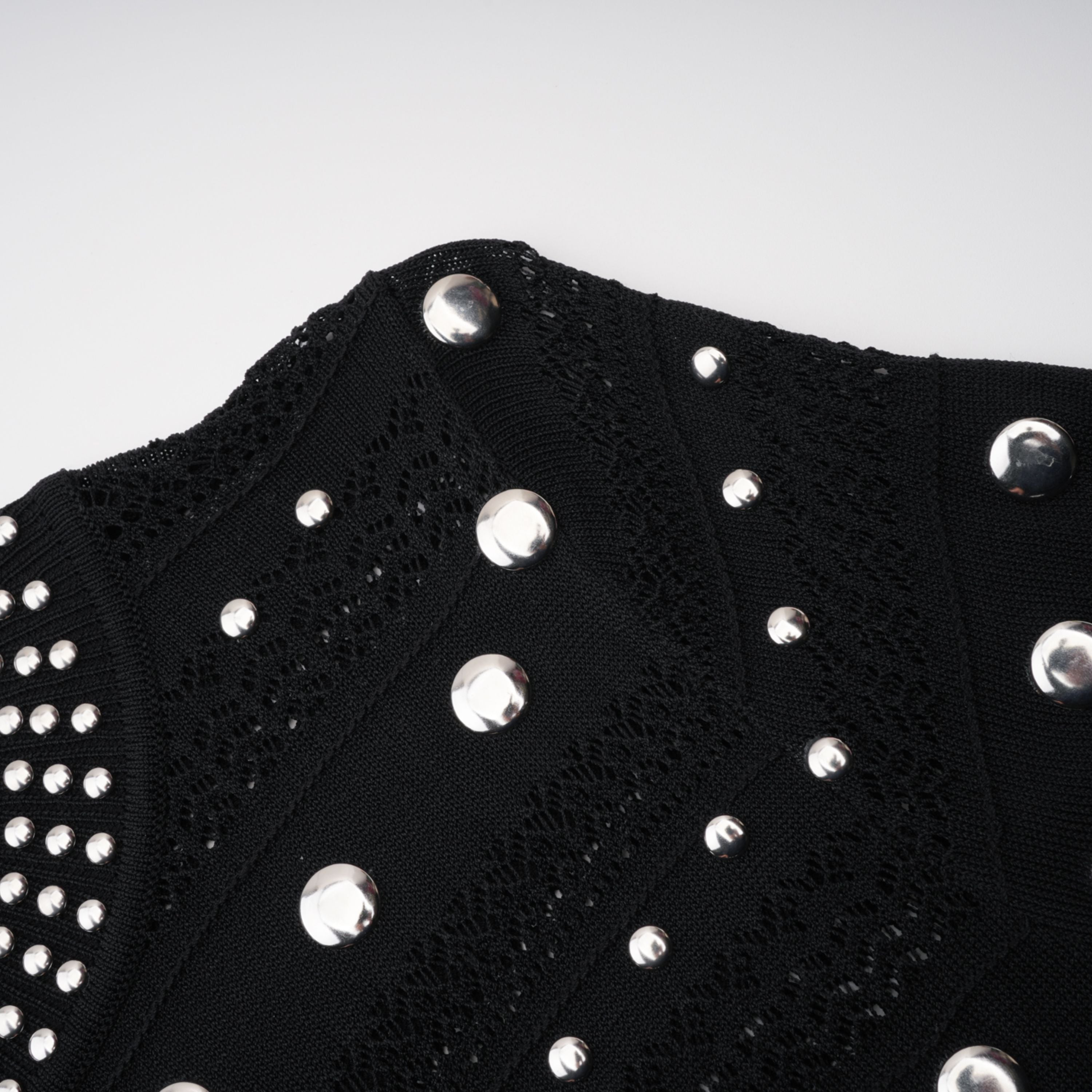 فستان ميدي طويل الأكمام من Chloé باللون الأسود ومزين بالكروشيه