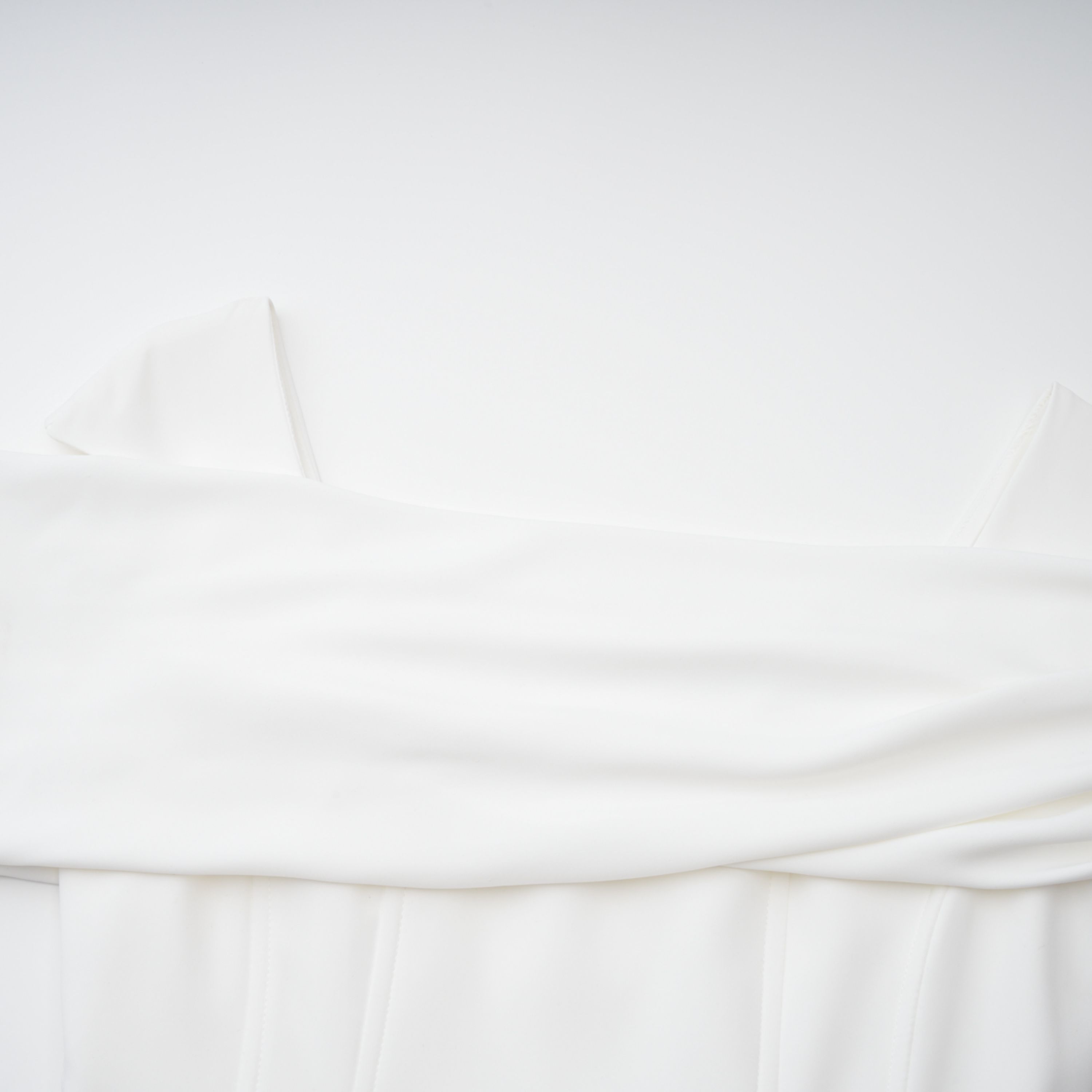 فستان سولارا أبيض بطول متوسط وذو طيات