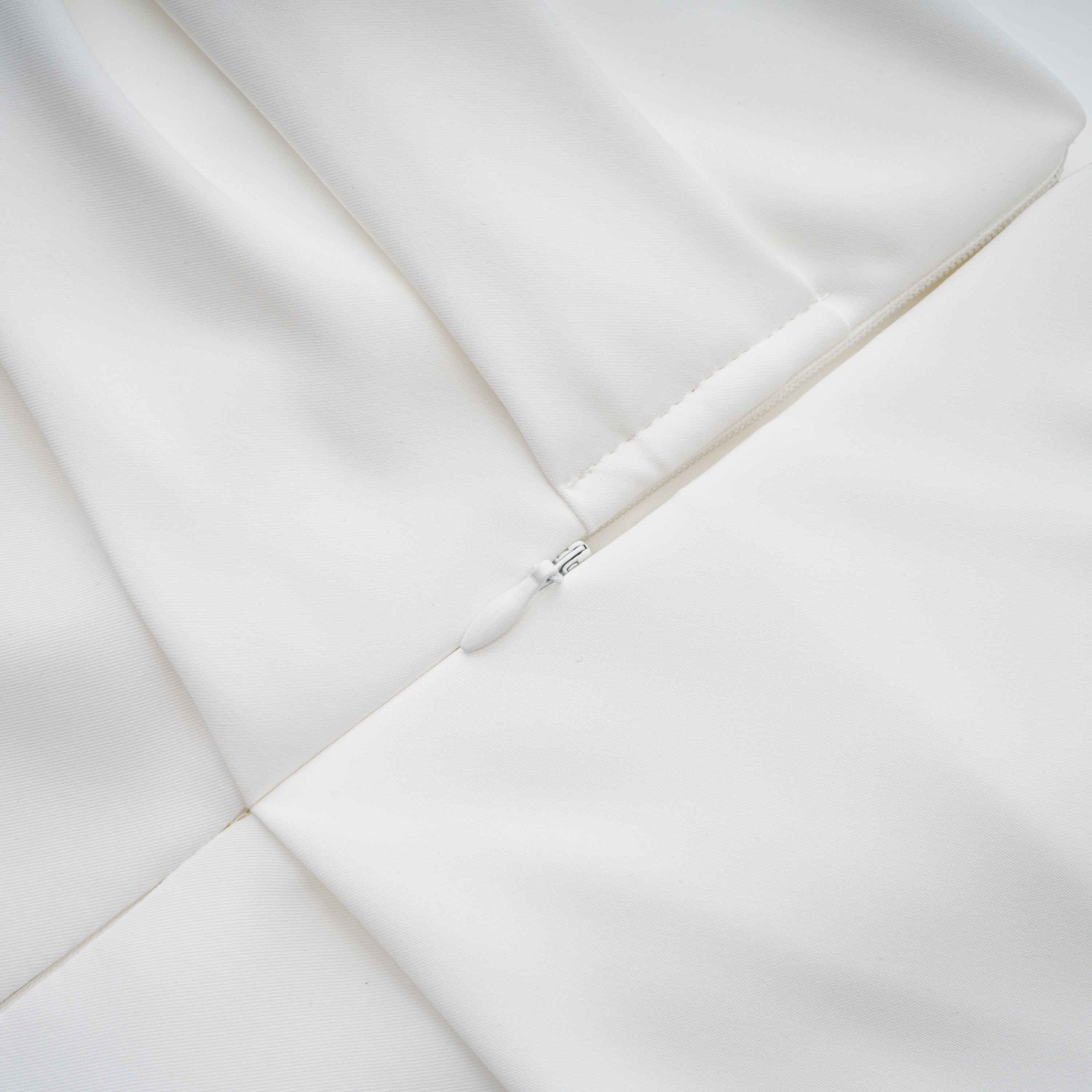 فستان سولارا أبيض بطول متوسط وذو طيات