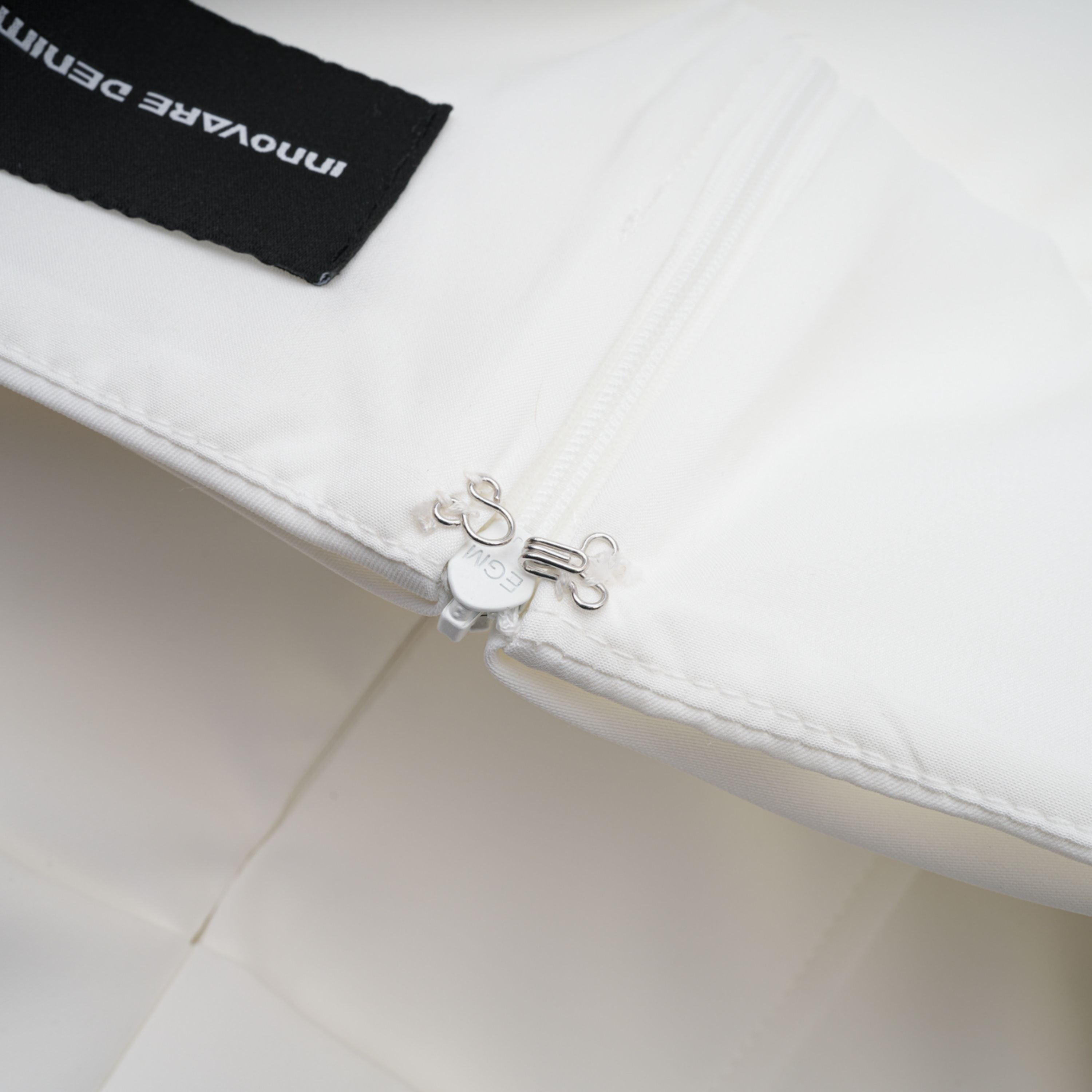 فستان سولارا أبيض بطول متوسط وذو طيات