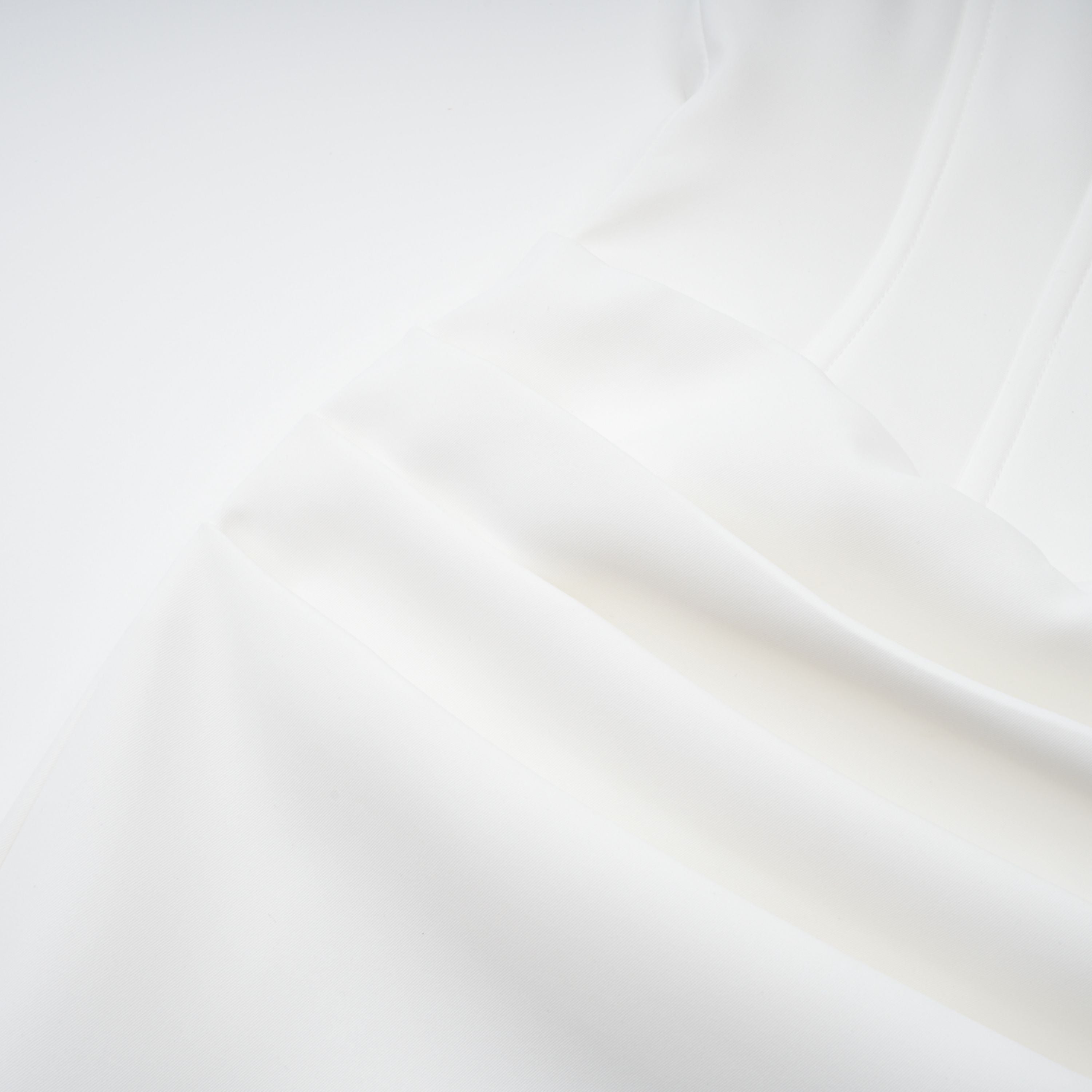 فستان سولارا أبيض بطول متوسط وذو طيات