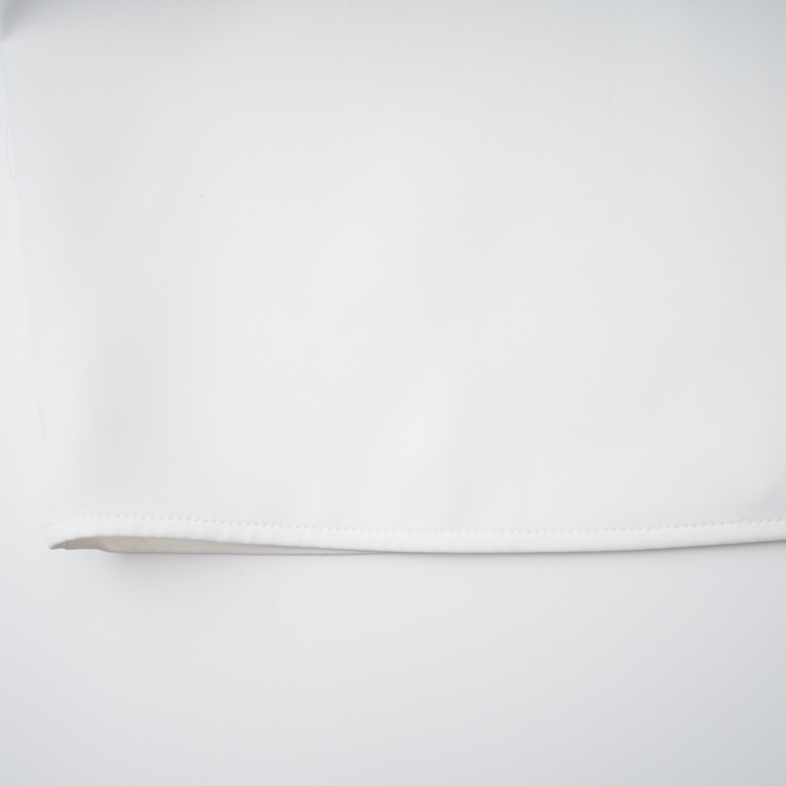 فستان سولارا أبيض بطول متوسط وذو طيات