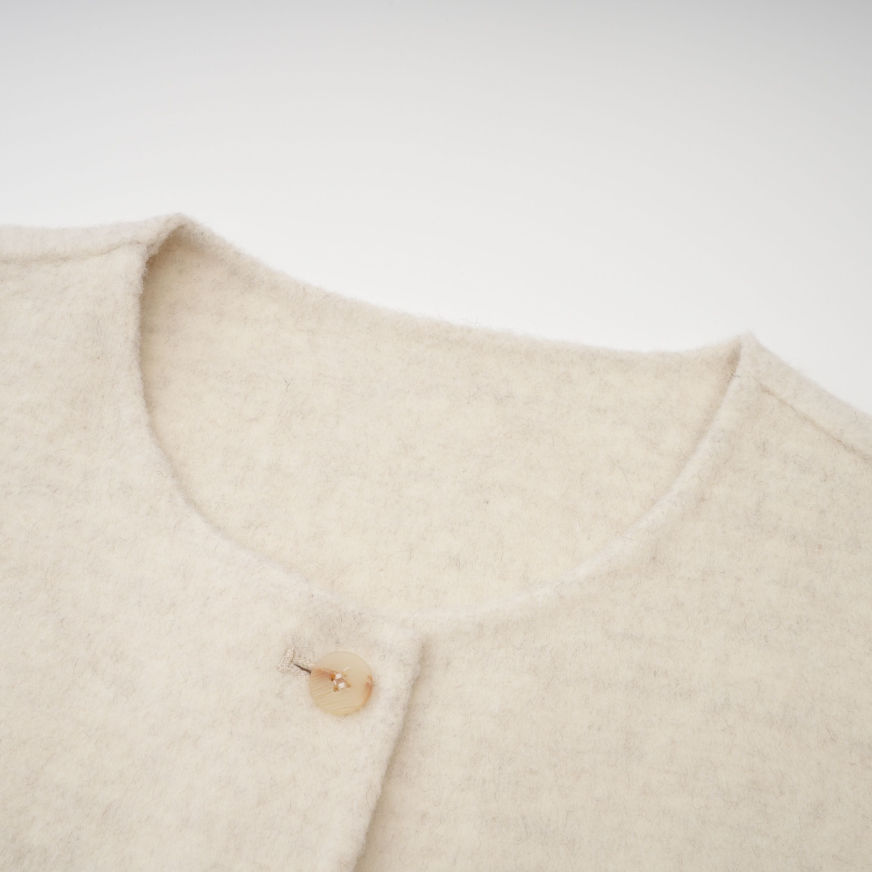 معطف سيليسيا أبيض بحزام وحواف من الفرو