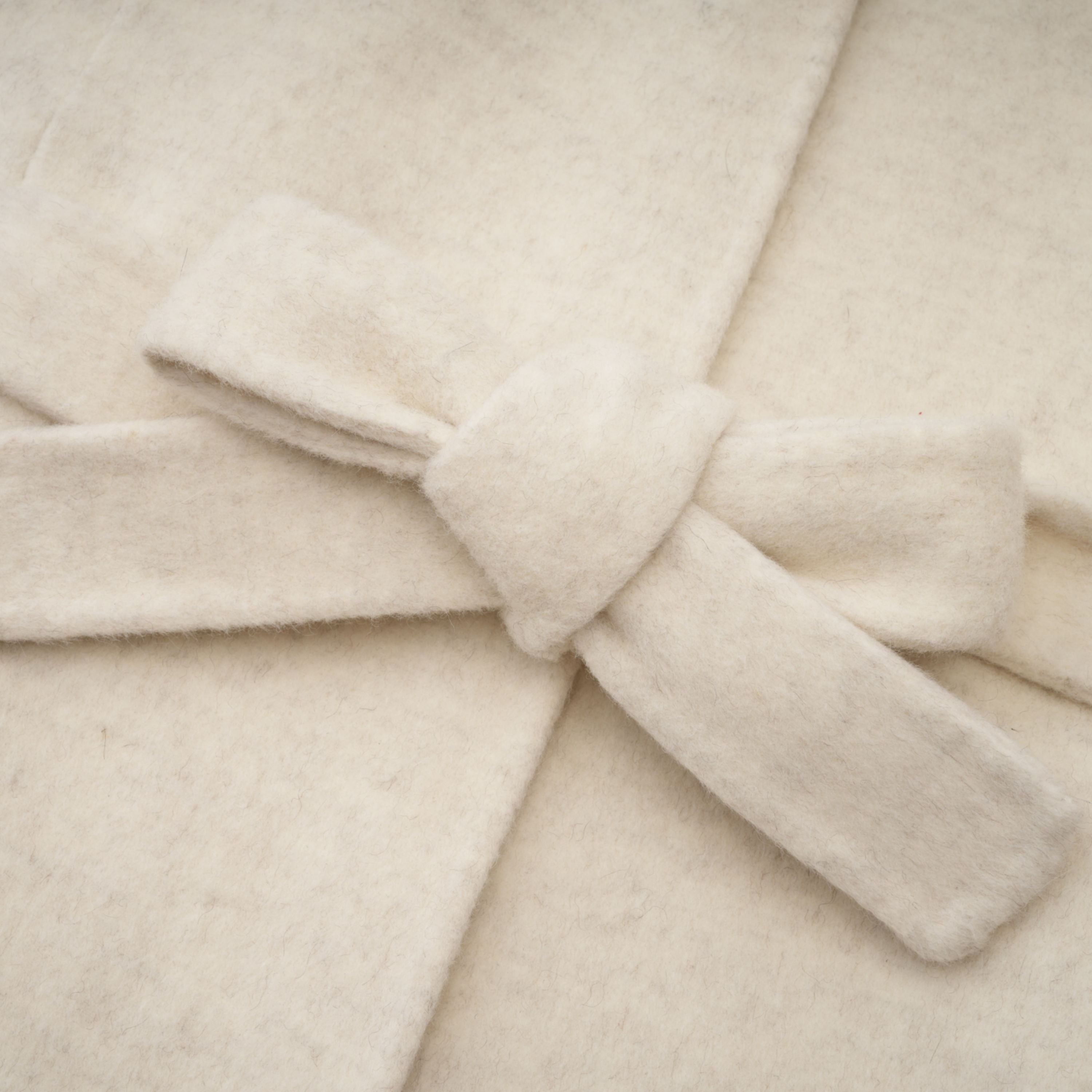 معطف سيليسيا أبيض بحزام وحواف من الفرو